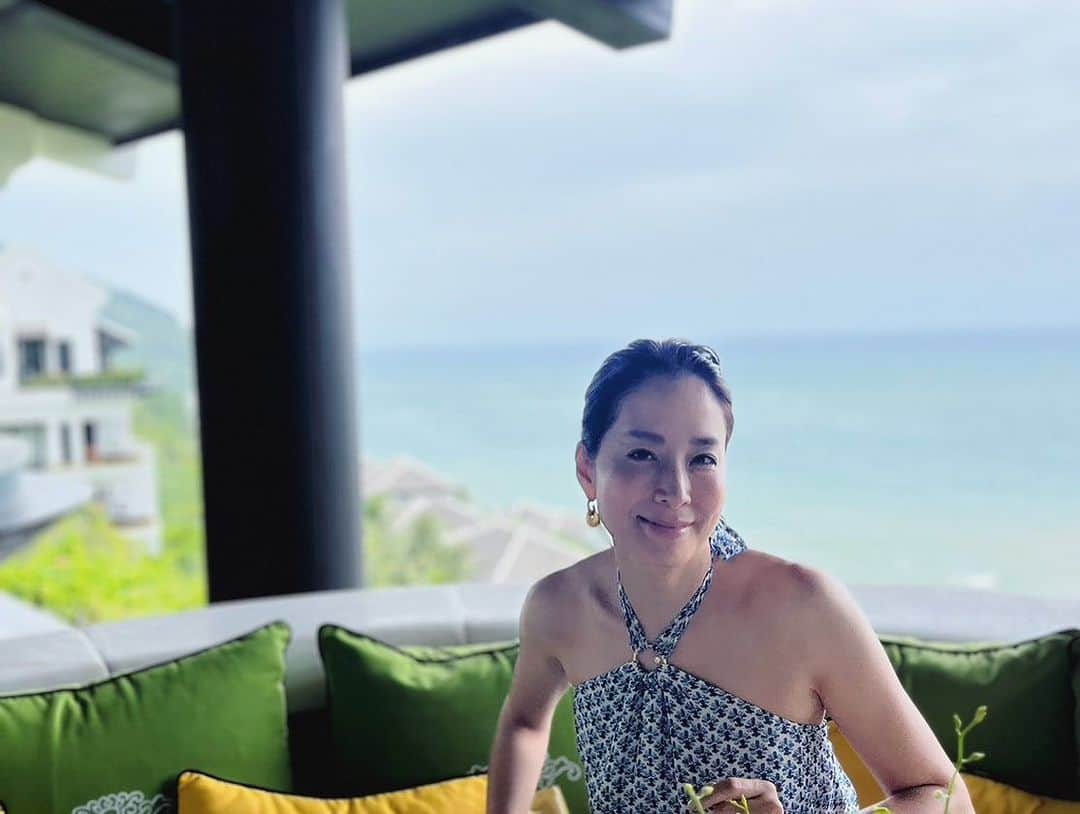 内田恭子のインスタグラム：「Vietnam Da Nang.  最後は友人がオススメしてくれたIntercontinental 。絶景の中ランチを楽しみました。  #vietnam #danang  #summervacation  #夏休み  #intercontinental  #内田恭子  #kyokouchida」