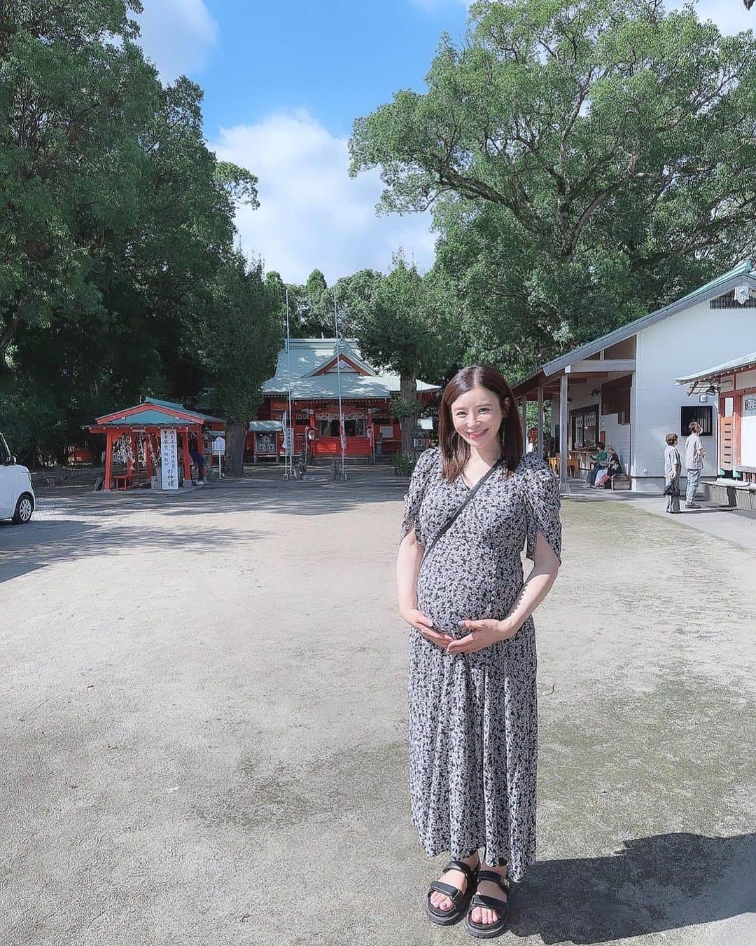 手島優のインスタグラム：「・  鹿児島では絶対行きたかった 大汝牟遅神社 （オオナムチジンジャ）へ⛩️  鳥居を潜ってすぐ  正面向かって2本の銀杏の木があって、 右の方では女性が手を当てて願いを強く念じ、　 また胸を当てると母乳の出が良くなると言われているとの事でそちらもバッチリ祈願させて頂きました✨  (動画にて🖐️  夫がなんかハレンチだね。って笑ってた。　けど、　 こちらは真面目に祈願中です！)  男性は左側で願いましょう✨  そして〜 右奥にある御神木にも祈願✨  すごい大きくて迫力がありました✋  　  境内からちょっと歩いたところに、「千年楠」と呼ばれる楠の巨木群があると神社の方が教えてくださったのでそちらにも👏  ほんっとに神秘的で気持ちよくて深呼吸たくさんしちゃいました🌱✨  　  行けて良かったぁ！！🙌✨  #大汝牟遅神社　#鹿児島 #安産祈願 #御神木　#パワースポット #神社　#行けて嬉しい　#神秘的　#千年楠 #銀杏の木　#旅行　#夫婦　#誕生日旅行」