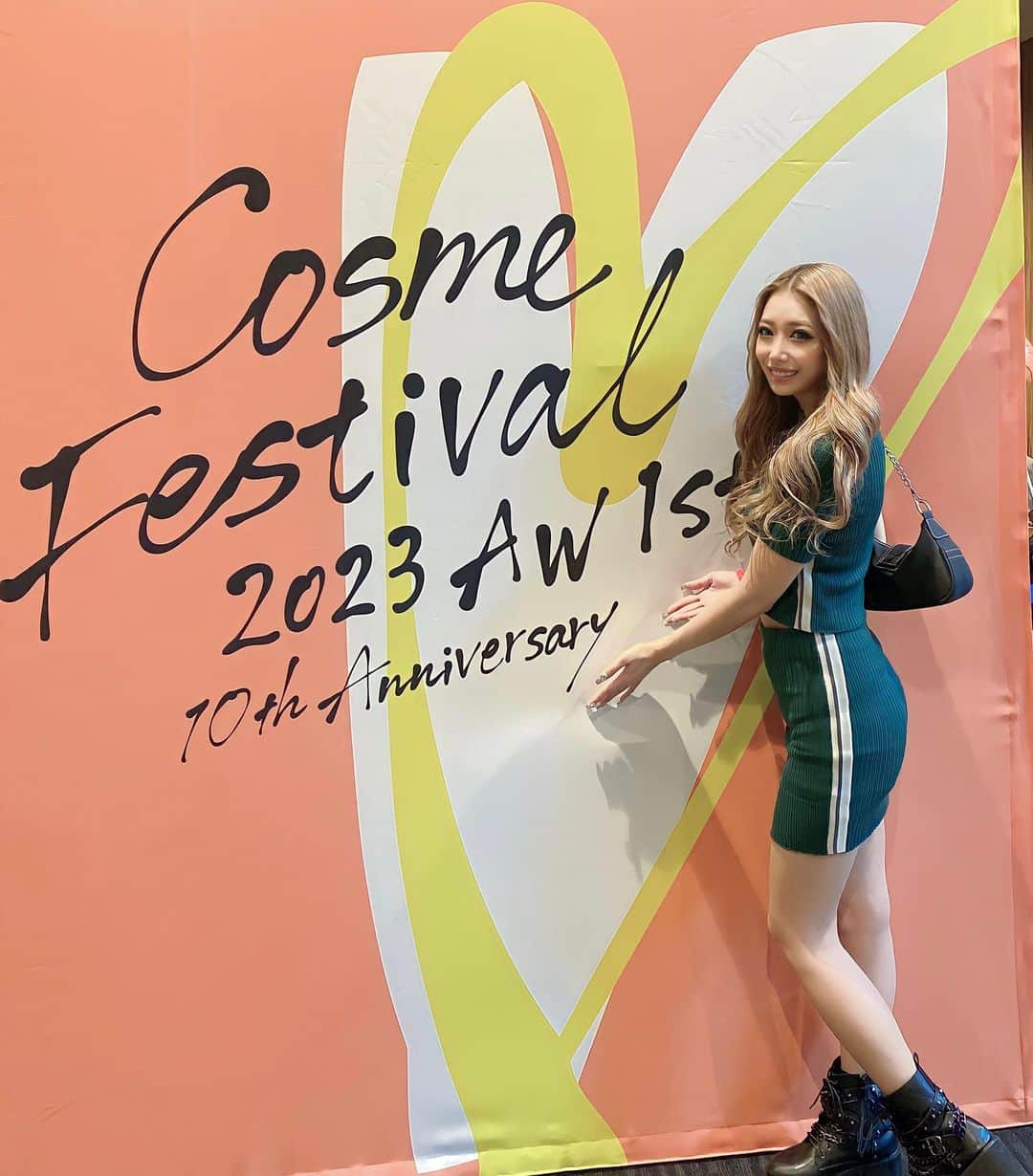 のインスタグラム：「・ ・ ・ロフトの展示会に行ってきました✨ ロフトコスメフェスティバル 2023AW-1st-が今年で10年目！！ 全国のロフトとネットストアで開催されているらしいです♥️ ・ ・丁寧に商品の説明して下さって沢山知らなかったコスメとかも知れてすごく楽しかった🥺 ・ ・#cipicipi のグロスが可愛すぎたあ👼💕 ・ ・皆もLOFT行ったら探してみてね👀🖤 ・ ・   #ロフト展示会 #ロフトのコスフェス #ロフトコスメ #pr」