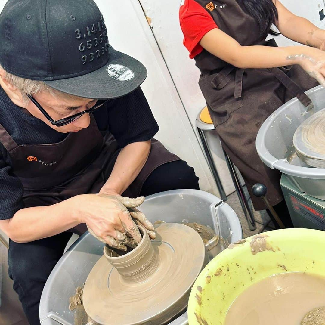 田村淳のインスタグラム：「家族で陶芸教室に通いはじめました。 ハマりました^_^ 我が家の食器を全部 家族の手作り食器にしたいと意気込んでおります😤  教室は新宿のプロップスアートスクール  娘たちへ ものづくりの楽しさを知るとものづくりをしてる方へのリスペクトが深まります。体験できるものづくりは出来るだけ体験してください。実際にやってみることで、新たな発見がある。発見上手になって、それを出来るだけ沢山の人に発信してください。　　　　　　　パパより」