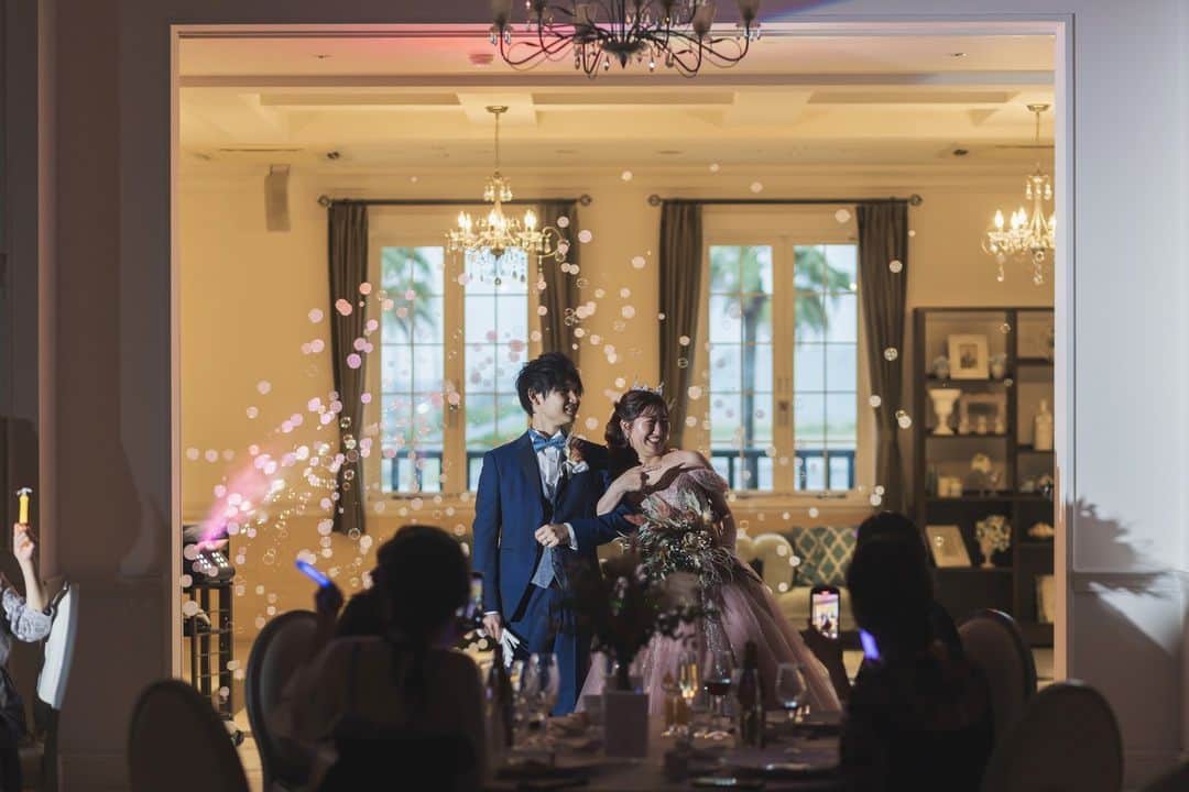 のインスタグラム：「・  HappyWedding♡  シャボン玉での入場シーン✨  #ラヴィマーナ神戸 #プレ花嫁 #結婚準備 #結婚式準備 #神戸結婚式場 #大阪結婚式場 #式場探し #カップルレポート #リゾートウェディング #オリジナルウェディング #ナチュラルウェディング #ガーデンウェディング #ロケーションフォト #前撮り #フォトウェディング #海が見えるチャペル #海が見える結婚式場 #エスクリ花嫁 #ravimanakobe #ravimana#wedding #marry #resort #resortwedding #届かない想いはない #dlw#ラグナプリエ#lagunaprie」