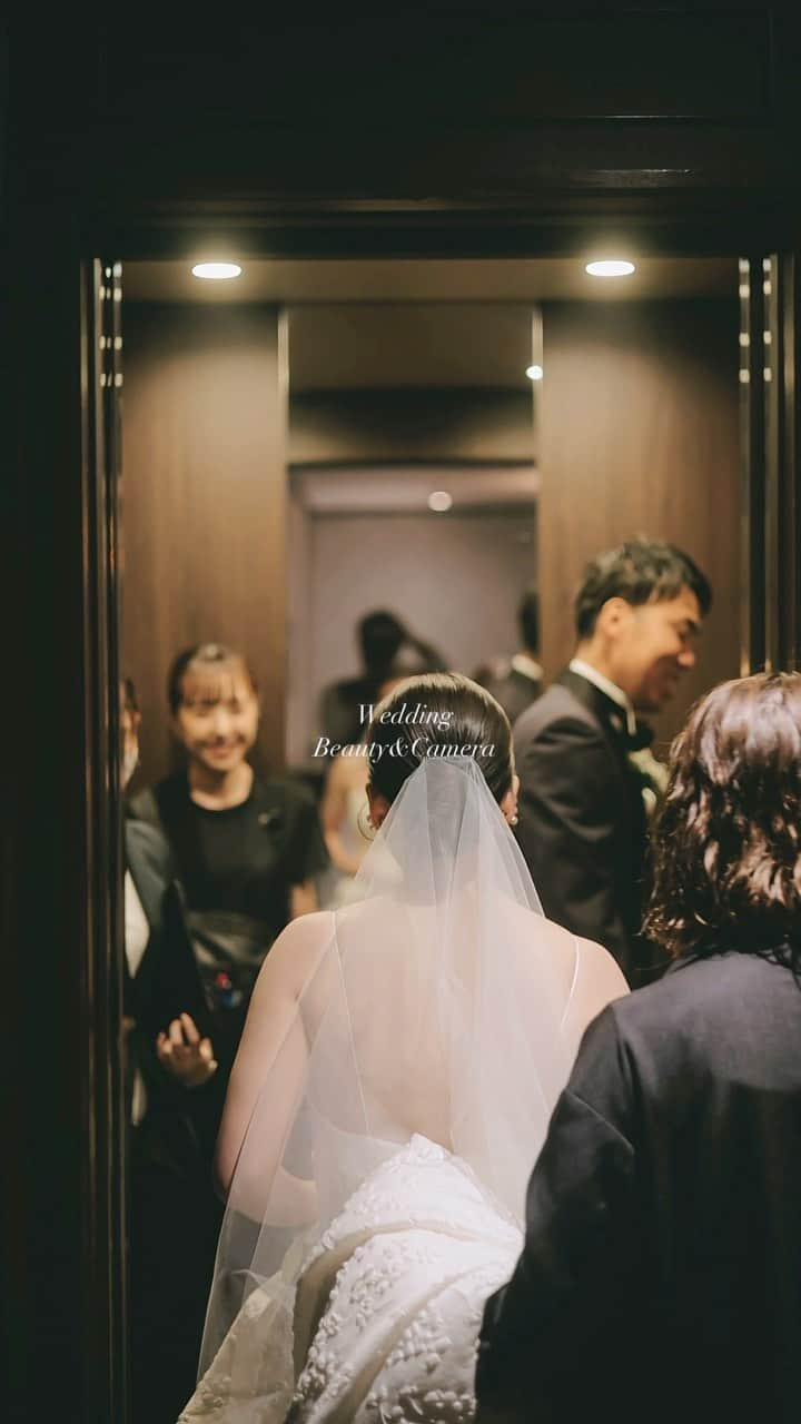 THE SODOH WEDDING OFFICIALのインスタグラム：「Beauty&Camera . 当日おふたりの一番そばにいる ヘアメイクスタッフとカメラマン  おふたりの緊張がほぐれて ワクワクして過ごしてもらえるように... そんな感情が未来に残るように...  おふたりの大切な一日のために かかわる全てのスタッフが精一杯お手伝いしています . Photo by @kyoto_laviephotography   >>@sodoh_wedding   #sodoh花嫁#thesodohhigashiyamakyoto  #ザソウドウ東山京都#ソウドウ#sodoh#weddingdress #結婚式 #thetreatdressing#プレ花嫁#卒花嫁#結婚準備#式場探し#関西花嫁#京都花嫁#入籍#プロポーズ#前撮り#ウェディングドレス#ウェディングヘアメイク　#トリートドレッシング#ウェルカムスペース#和装」