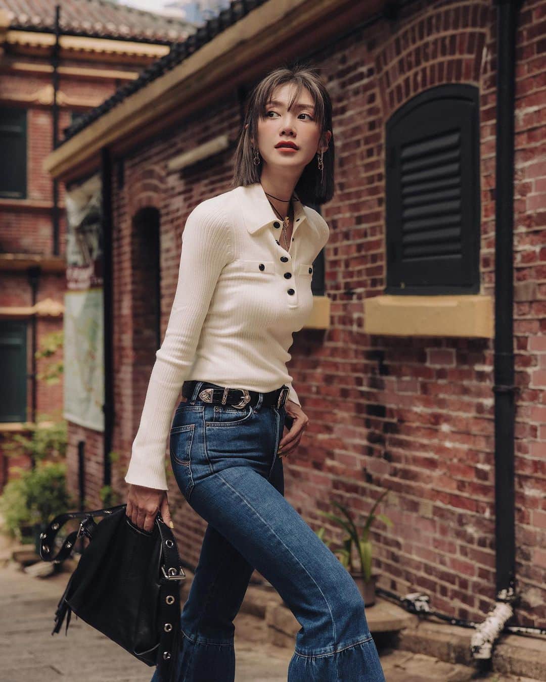 Elva Niのインスタグラム：「女生家裡永遠不會嫌多的衣物😌 1.能修飾腳型的牛仔褲👖 2.百搭的黑色手袋👜  Miss M是 @majeparis 最新推出的設計 我最喜歡它巧妙結合長方形皮革手挽及流蘇細節設計 肩帶可調校長度 用作肩袋或斜揹袋亦可🫶🏻 #majeparis #MajeMissM #MajeGirls #MajeFW23」