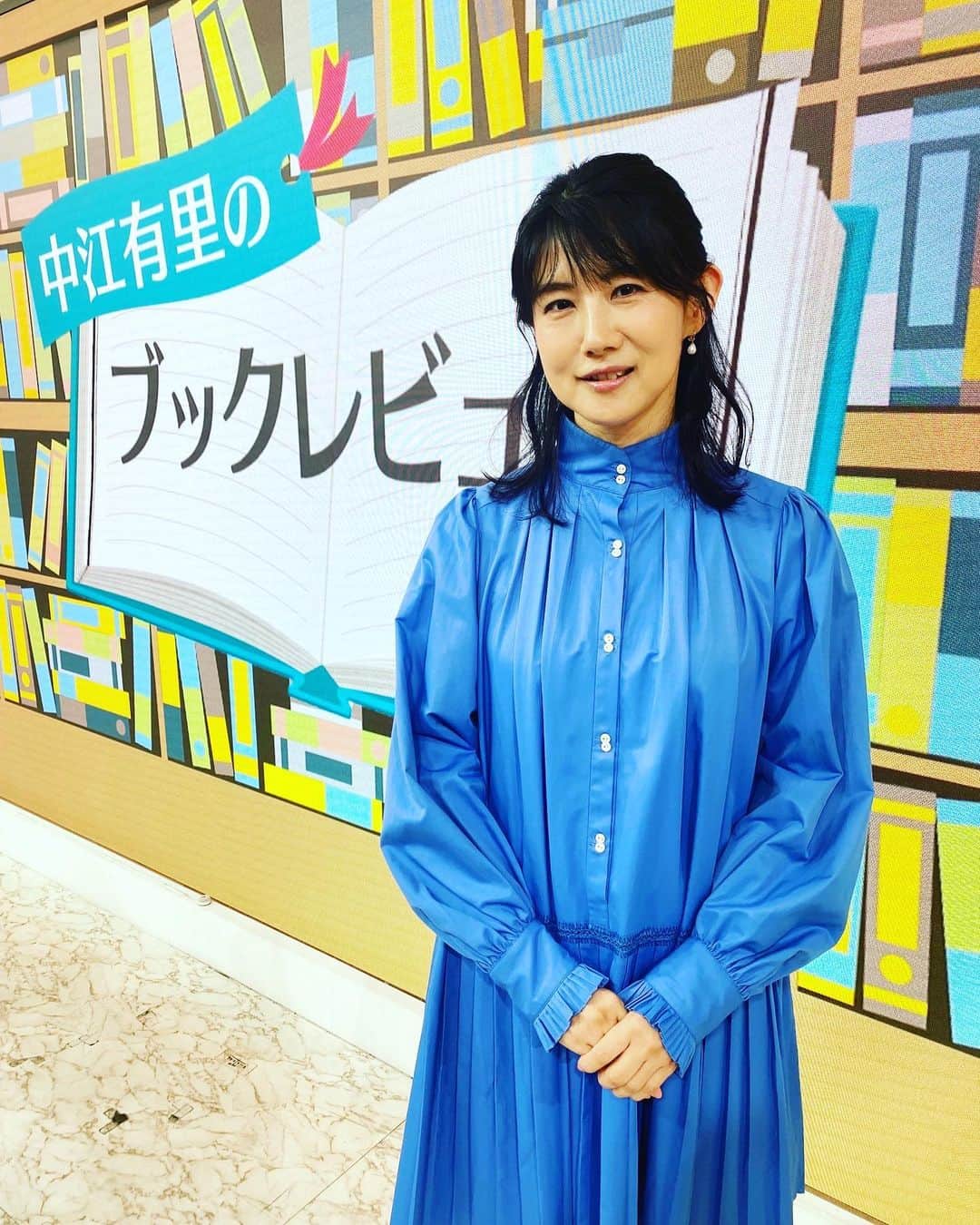中江有里のインスタグラム：「9月4日「ひるまえほっと」のブックレビューは、こんな衣装。 キリッした襟、エレガントなシルエットのシャツスタイル。  来月はおやすみで、次回は11月です。  #中江有里  #マリリンムーン  #ひるまえほっと #ブックレビュー」