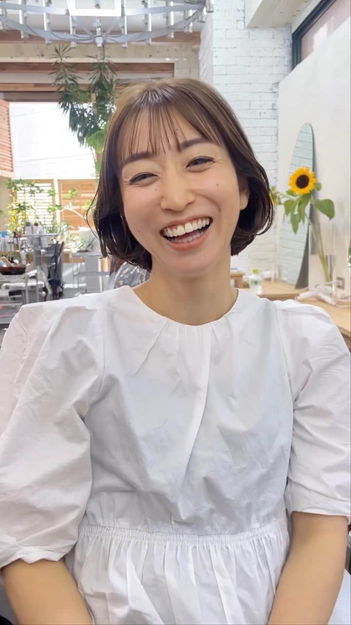 田中真奈美のインスタグラム：「ビフォーもアフターも可愛い！ あやかさんの笑顔が好きです💓🤭 . @ayaka_ym0409  のインスタもぜひみてくださーい✨ なんやねん！となんでやねん！の違いを2人で話してた事を思い出し笑いしちゃいます😂😂 . いつもありがとうございまーす😆🙌🏻🙌🏻🙌🏻💓 . . . #福岡ママ  #福岡美容室  #天神美容室  #大名美容室」