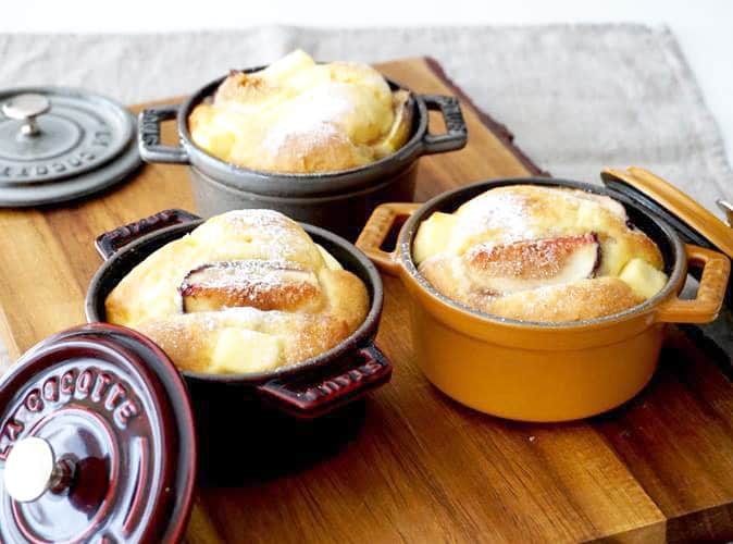 staub ストウブのインスタグラム：「【ストウブレシピ : いちじくとクリームチーズのマフィン】  いちじくの甘さとほんのり塩味のクリームチーズの組み合わせが絶妙なマフィンレシピをご紹介します。ホットケーキミックスを使うので思い立ったらすぐに作れます。今が旬のいちじく、スーパーなどで見かけたらぜひ作ってみてくださいね。   材料（ピコ・ココット ラウンド 10cm 3個分）  ホットケーキミックス　200g  バター　30g  砂糖　30g  卵　1個  牛乳　50cc  いちじく　2個  クリームチーズ　40g  (お好みで)粉砂糖 適量   作り方  1. バターを電子レンジもしくは湯煎にかけて溶かす。いちじくは4つ割りに、クリームチーズは角切りにする。オーブンを180度に予熱しておく。   2. ボウルに、バター、砂糖、卵、牛乳を入れて混ぜ、ホットケーキミックスを入れてさっくりと混ぜ合わせる。   3. 2の生地をココットに3等分して入れ、いちじくとクリームチーズを上にのせる。蓋をせずオーブンに入れて15-20分ほど焼く。竹串を刺して、中まで火が通っていれば出来上がり。お好みで粉砂糖をふりかける。  #STAUB #ストウブ」