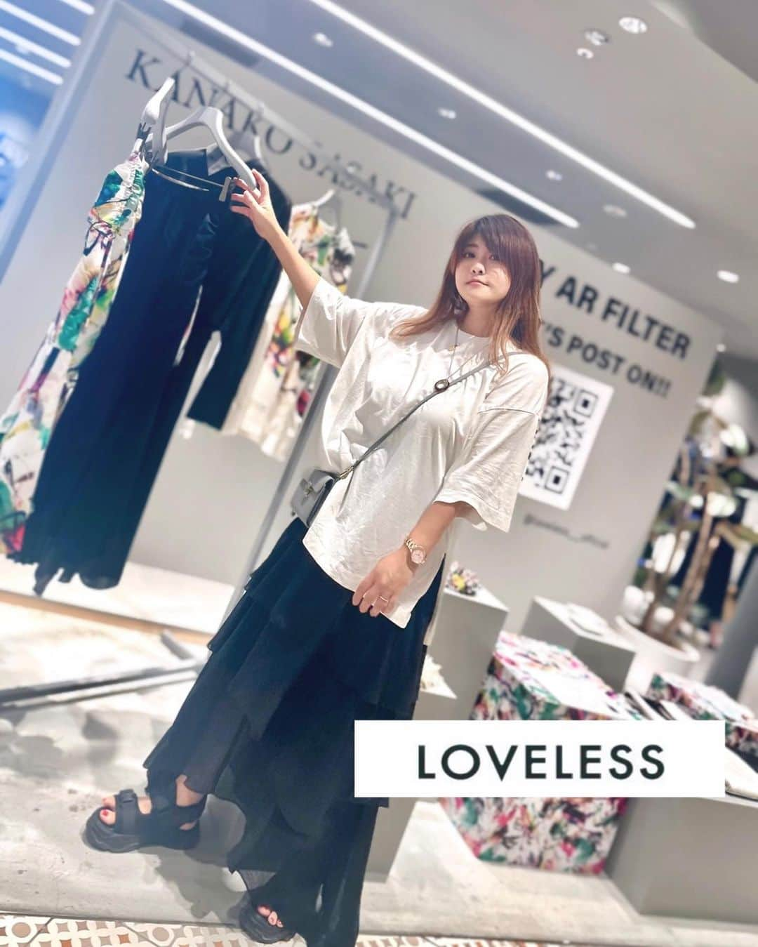 中道あすかのインスタグラム：「＼＼#LOVELESS 🛍️／／ 【LOVELESS YOKOHAMA  Renewal open】 . #ラブレス 行ってきた💕 . . いつもはお仕事ついでに 青山のSHOPに行く事が 多かったけど、 . . 9/1に、横浜店が リニューアルしたという事で  #NEWoMan 横浜 5Fにある 「#LOVELESS横浜 」の プレオープンにお誘いいただき、 遊びに行ってきました🥰🌟 @loveless_yokohama  @loveless___official  . . 世界的な活躍が期待される アーティスト#佐々木香菜子 さんとの コラボアイテムがメインで打ち出されていて かなり目をひいた！！👀 . . 他にも、#UJOHや#YOHEIOHNO #mullerofyoshiokuno とか、 人気の#ドメスティックブランド との 別注アイテムもズラリ✨ . . ツイードライダース、 可愛かったなぁ😍 やっぱLOVERESS良き♡ . . 私は、質感がすごく良い、 A/Wのカーデがあったので 連れて帰りました🛍️ (👉スワイプ最後のやつ) . . メンズも可愛いんだよね🤎 A/Wは、メンズでも、 レースっぽいカーデだったり、 ユニセックスなデザインが多くて 時代だな～と思いました🫶 . . 今度旦那さんのも買いに行かねばー🏃‍♀️ . . . Place ：NEWoMan横浜 5F . . . . . . . 《follow me》 👉(@asuroom ) . . . . #展示会 #展示会巡り #秋冬コーデ #秋コーデ #ニューマン #ニューマン横浜 #OOTD #購入品紹介#購入品 #ブラックコーデ #モノトーンコーデ #スカートコーデ」