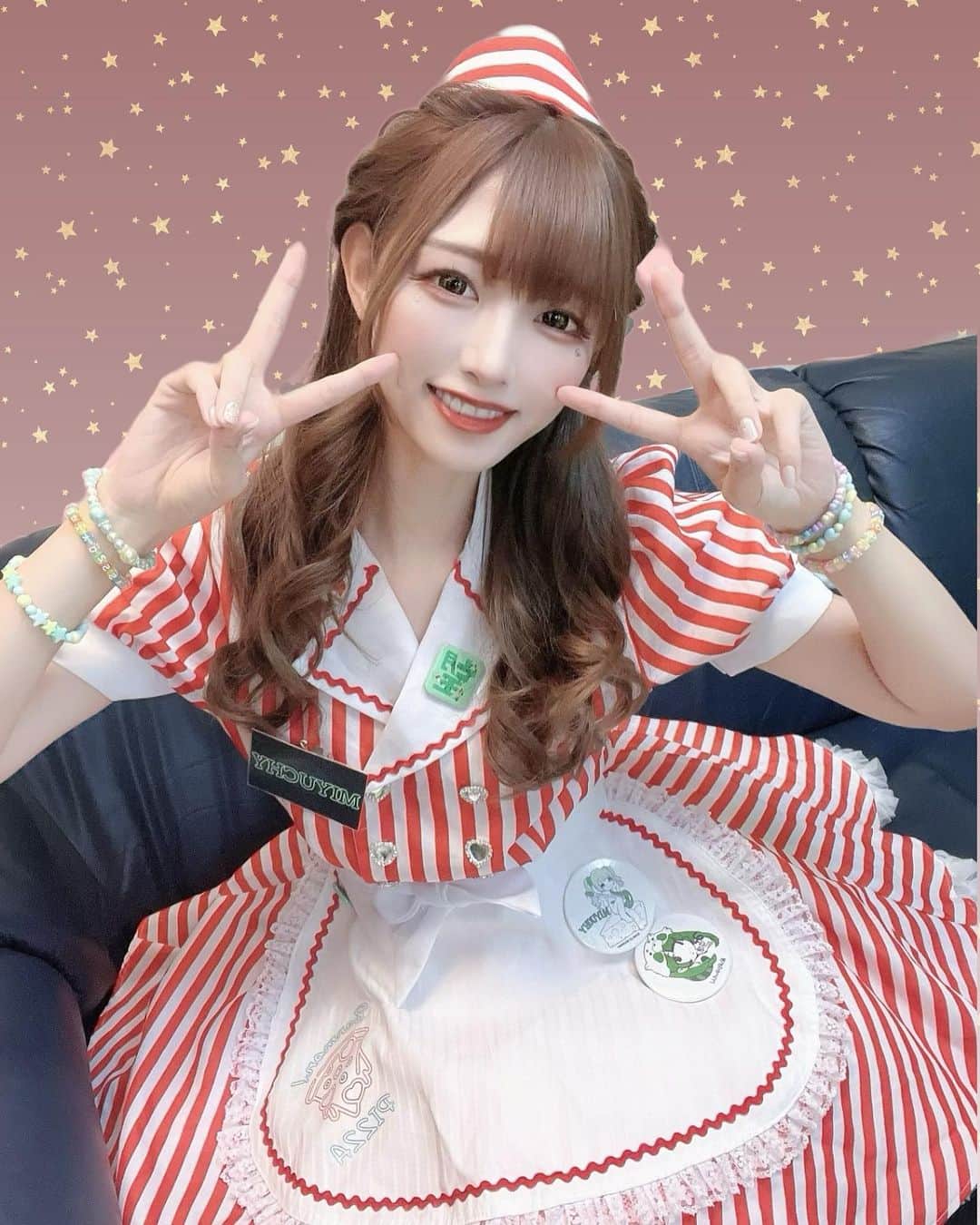 のインスタグラム：「ツアーのメインビジュアルの 通称🍕ピザ衣装🍕好き〜  ということで！四国公演行く前に ネイルを新しくしました！ もう9月ですから🍁  とはいえまだ涼しい格好することも多いので 夏も秋もいけるグレージュ寄りのカラーに マグネット重ねてキラキラにしてもらいました✴︎  とっても気に入っています♡  sumireさんありがとうございます🎀 @lumiere_x7   【ミーツェネイル】で お揃いできるよ🎀 @miezenail   ももこがプロデュースしてる ネイルスタジオです💙信頼っ！  #望月みゆ  #みゆちぃ　#miyuchy #バンもん　#banmon #japanesegirl  #japaneseidol #マグネットネイル #秋ネイル」