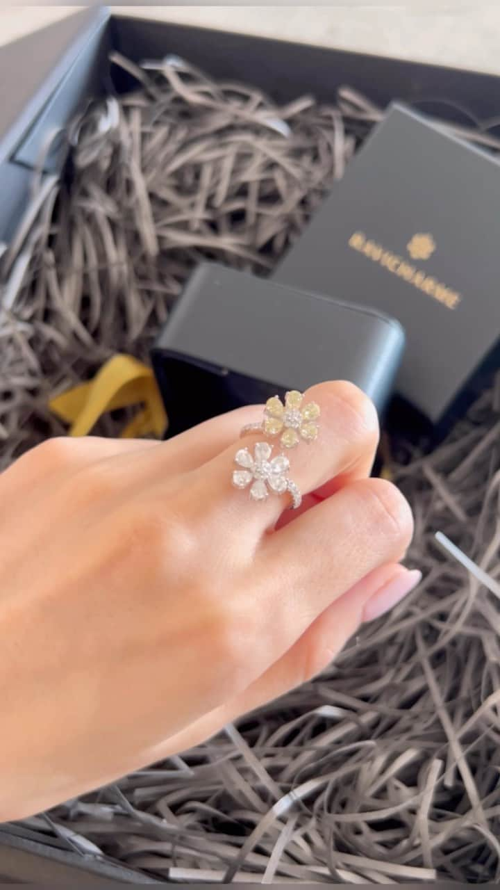 舞川あいくのインスタグラム：「モアサナイトジュエリー💍  @ravicharme_official  マグノリアのお花をモチーフにした ホワイト&イエローのリングが届きました💍✨  モアサナイトの輝きは天然ダイヤモンドの2.5倍といわれ、宝石の中で最高峰の輝きとクリアな美しさ、優れた耐久性をもつ世界中で愛されるジュエリー。  日常の何気ない所作まで 女性らしく、エレガントに魅せてくれる。 指先まで美しい人って素敵💫  #ravicharme #ラヴィシャルム #pr」