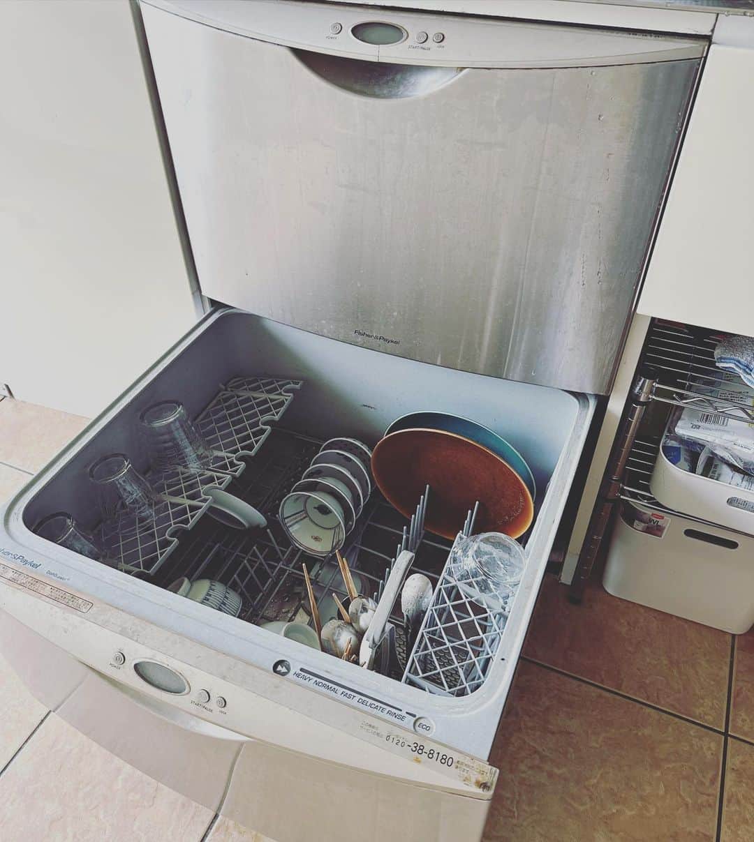 二ノ宮知子さんのインスタグラム写真 - (二ノ宮知子Instagram)「明日、新しい食洗機が来る。 2006年から頑張ったこの2段の食洗機、最高だった…。ありがとう。このニュージーランドのメーカー、もう日本撤退しちゃって買えなかった😭」9月6日 11時57分 - tomokoninomiyaa