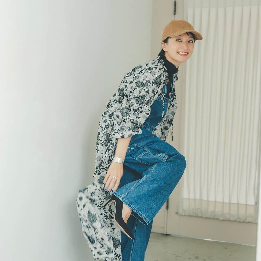 オブレクトのインスタグラム：「Miyako Takayama × oblekt 🌿   高山都さんとの秋の最新コラボアイテム、大変ご好評いただきありがとうございます✨  こちらはリバティー柄プリントワンピース Color.ブラック/ブルー/レッド ￥20,900(税込）  1世紀以上の歴史を刻んできた"リバティプリント”の定番柄を使用して作成したオリジナルワンピース✨ 衿ぐりに共地の細紐が通っており、紐を引っ張ってギャザーを寄せることで、衿のフリルを調節できます🌿 お好みのギャザーを寄せたら、片結びでギャザーを固定して着用してください！ 衿の紐は、前で結んでリボンにするのもおすすめです✨ ウエストにも共紐が入っており、ウエストをブラウジングしてご着用いただけます。 生地の裏側が白くないので、フロントのボタンをすべて開けて羽織としても使用でき、着回しの効く1枚です✨  他にもボアベストとワンピースのセットやニットメルトンワンピース など今すぐ着られて冬まで楽しめるアイテムが揃います✨  詳しくはoblekt 公式オンラインストアをご覧ください🌿  #oblekt #オブレクト #高山都 さん」