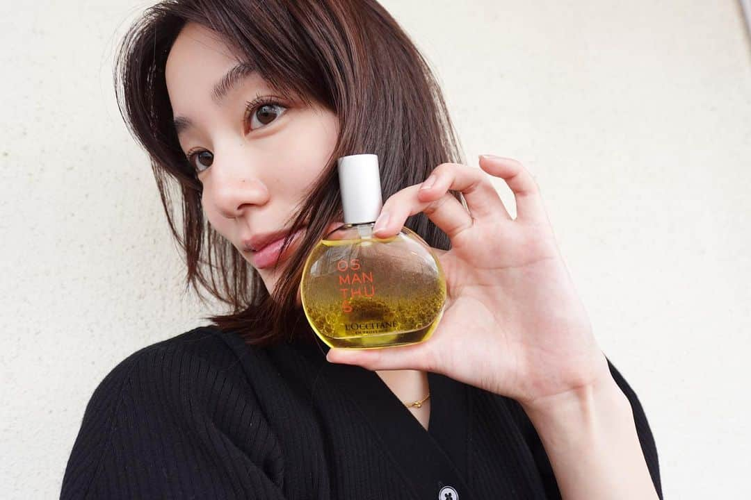 花山瑞貴のインスタグラム：「BAGの中身必需品👜 L'OCCITANE オスマンサス パフュームインオイル フレグランスとしても使えるし ボディやヘアオイルとしても楽しめてマルチに使えて 鞄の中に入ってるといつどのタイミングでも使える救世主🫶🏻  8/30限定発売で金木犀の香りがするの. フルーティで軽やかな香りは癒されるよ~  #ふりむかれ香水 #秋コーデ #金木犀 #オスマンサス #ロクシタン #loccitanepr @loccitane_jp」