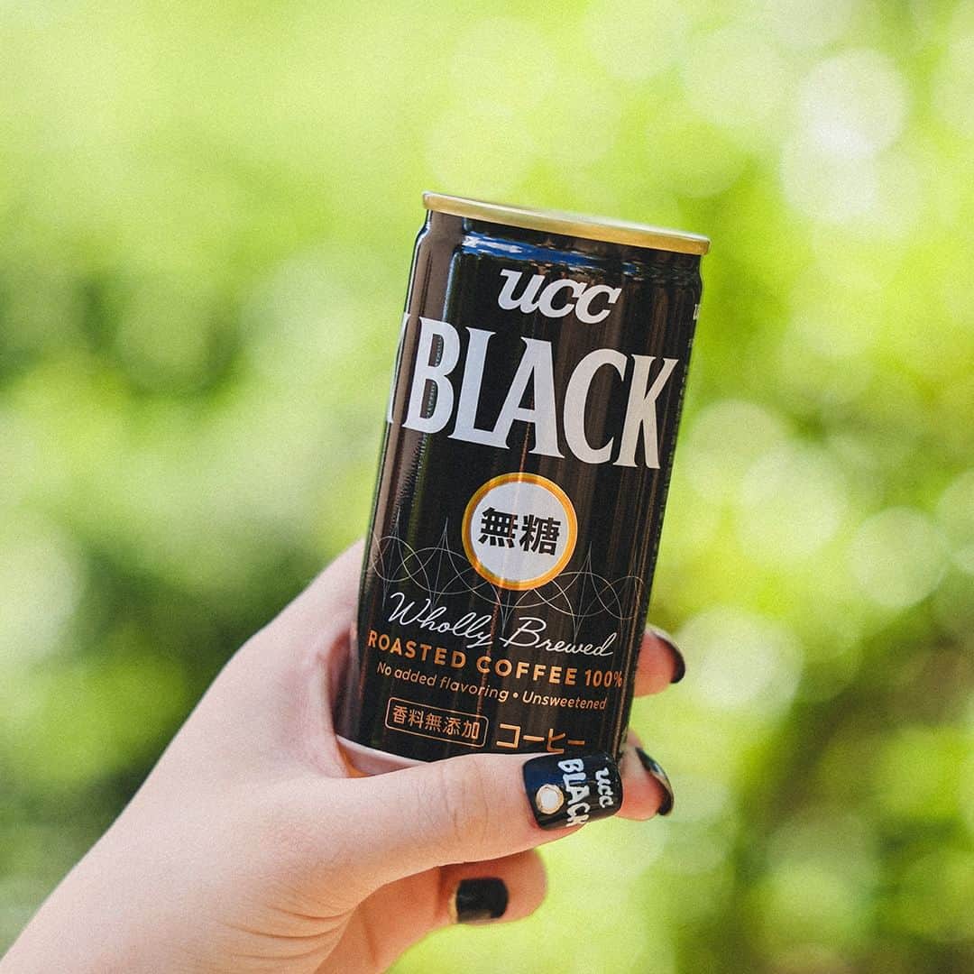UCC上島珈琲さんのインスタグラム写真 - (UCC上島珈琲Instagram)「. ＼9月6日は #黒の日😎／ BLACK無糖で楽しむよ！という方は「🖤」をコメントしてね✍  今日は毎月の楽しみ、ネイルを変えに行く日💅 黒の日だし、小物やバッグも揃えて全身ブラックコーデで出かけよっと🎶  個性的なデザインがいいな〜と思って相談したら ネイリストさんが「これにしたら❓」って、 ちょうど持っていたBLACK無糖缶のデザインにしてもらった🖤  かわいく仕上げてくれたから一緒に写真を撮ってみたんだけど、どうかな？🤳 お兄ちゃんがBLACK無糖をよく飲んでいるから、写真送ってあげよっと😊  ┈┈┈┈┈┈┈ ❁ ❁ ❁ ┈┈┈┈┈┈┈┈  今日9月6日は黒の日🖤 UCCで黒といえば... #BLACK無糖 ですよね❗  1994年に発売してから多くのコーヒーファンに愛され続けてきた 抽出・レギュラーコーヒー100％使用・香料無添加にこだわった缶コーヒーです✨  普段はカフェラテや紅茶派の方も‼ 今日はBLACK無糖を飲んで一緒に盛り上がりましょう🤟  ┈┈┈┈┈┈┈ ❁ ❁ ❁ ┈┈┈┈┈┈┈┈  黒の日を楽しんだよ✋という方は #UCCのおいしい事実 をつけて教えてください☕  #豆村さんち #豆村さんちの長女 #くろの日 #クロの日 #UCCBLACK無糖 #BLACK無糖 #BLACK無糖缶 #BLACK #王道のキレとコク #ブラック #ブラックコーヒー #缶コーヒー #アイスコーヒー #コーヒー #コーヒータイム #家淹れコーヒー #コーヒーのある暮らし #コーヒー好きな人と繋がりたい #コーヒー大好き #コーヒー豆 #コーヒー部 #coffee #ucc #ucc上島珈琲 #uccコーヒー」9月6日 12時00分 - uccueshimacoffee