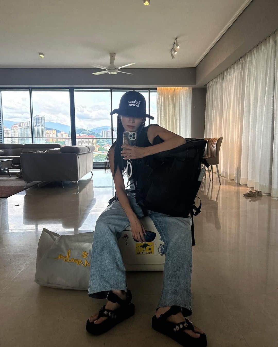 のインスタグラム：「. 普通だけど、フライトコーデ✈️ この @coleman_japan のリュックは 楽天ルームにも載せているんだけど 旅行の時の強い味方。 凄く使い勝手良くて相棒的存在です。  #momlife #mommylife #mommy  #育児 #ママライフ  #6歳 #4歳 #1歳 #motherof3 #motherhood  #family #familyphoto  #3児のママ #3児ママ #ootd #fashion #basic #coordinate #outfit #osayocode  #Malaysia #ワンオペ #ワンオペ旅行 #ワンオペ海外旅行」
