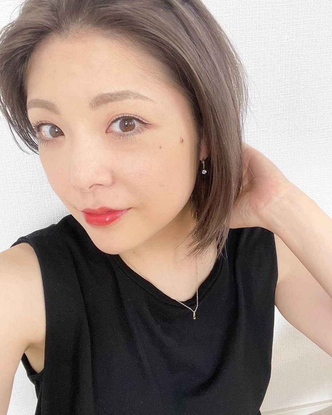 のインスタグラム：「髪の色チェーンジ🤭✨  いつもお世話になってる @shutaro_shirai さんに今回もお願いしまして  根本のリタッチとカラー、そしてトリートメントをしてもらいました🥰  今回もグレーアッシュなんですが、前回より濃く入れてもらったので今はまだ暗め🩶  これから色落ちしていく過程も楽しみです🤭  白井さん、いつも丁寧に素敵に仕上げて下さりありがとうございます😌✨  #髪色チェンジ  #リタッチ  #アッシュグレー  #トリートメント #ヘアケア」