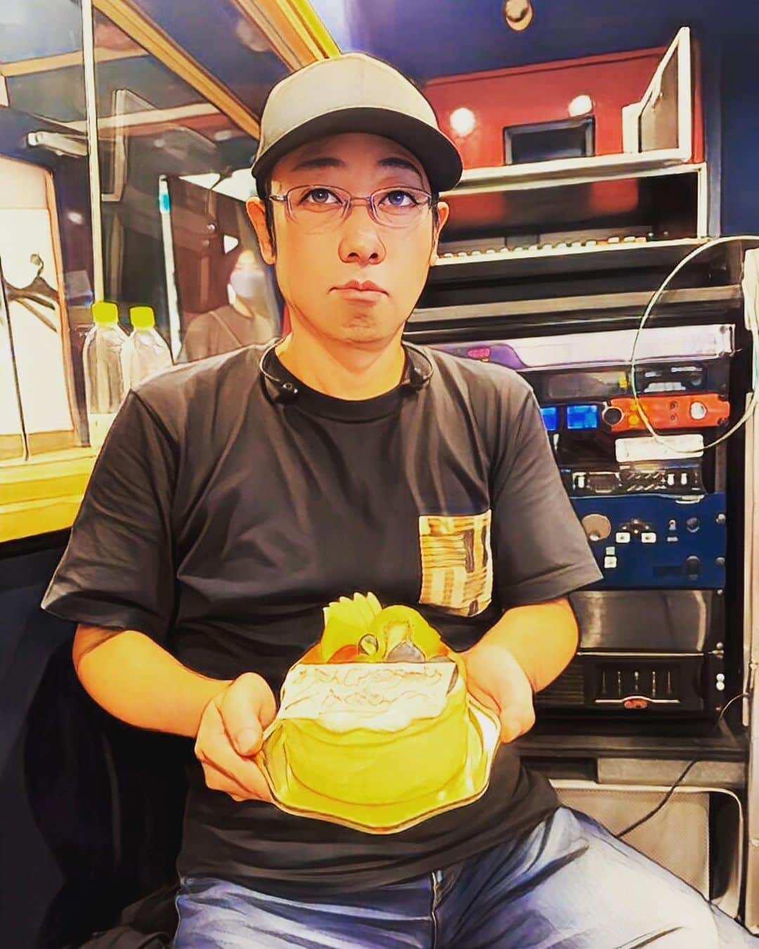 m.c.A・Tのインスタグラム：「2日前、リハ終わりでマニュピレーターの福ちゃんの誕生日🐣をお祝いしました。優れた仕事人ですので、個人的に見に行ったライブにかなりの確率で仕事されてますよー！ 彼がいると安心してライブできます。いつもありがとう！ そして誕生日おめでとう🎊！  写真加工してごめんなさい🙏」