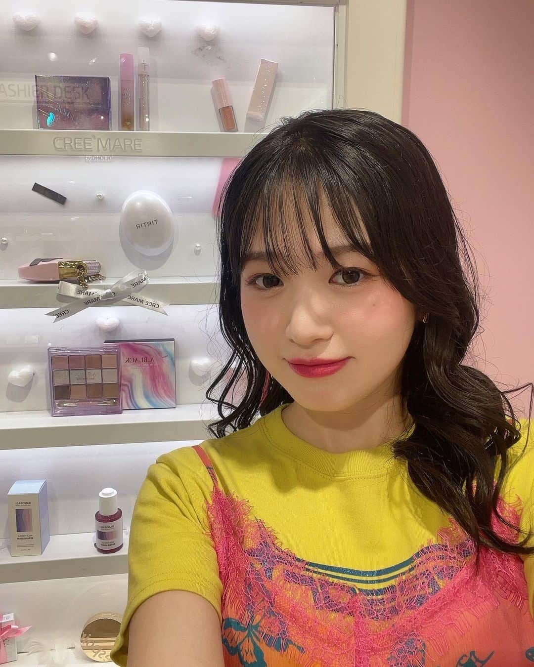 のインスタグラム：「「Spotlight」 MV衣装！！ jouetieさんに提供して頂きました！！ ありがとうございます🙌✨  明るいカラーの組み合わせで普段とは違った雰囲気にして頂きました🌟 イエローとピンクって可愛い！ キャミワンピはソールドアウトでタグ付けできませんでした🥲  #jouetie #名古屋parco #spotlight」