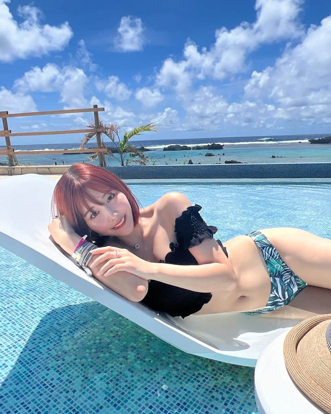 神成藍子のインスタグラム：「🌞🌴🌺✨ 海を背にプールに入りがち🤔  #沖縄 #宮古島 #ビーチ #ボディメイク #筋トレ #筋トレ女子 #美容 #美容好きな人と繋がりたい」