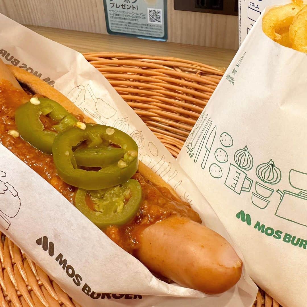 まえちゃんねるのインスタグラム：「今日のランチは、スパイシーチリドッグ🌭 昨日はうっかりランチポストを忘れてしもうた…  #ランチ #今日のランチ #モスバーガー #スパイシーチリドッグ #ホットドッグ」