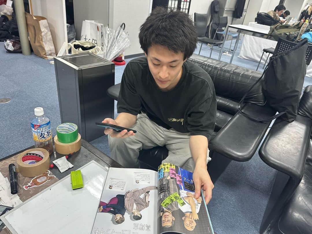 橋本市民球場のインスタグラム：「キャツミ以外のピン芸人がみんな特集されていたらしい。 からのこの顔である。 #キャツミ #よしもと漫才劇場  #ピン芸人 #鬼の顔」