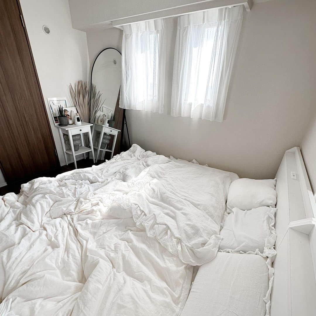 三浦あくりのインスタグラム：「my bedroom!! 長い旅行から帰った後 ホテルのベットももちろんいいけど 安心な自分のおうちで快適なbedで寝るのは至福の時♡♡ セミダブルを2つ繋げて皆んなで寝てるよ〜！ . @nell_mattress  を使いはじめて1ヶ月 毎日の睡眠が快適すぎてマットレスの重要性を再確認！ 高級ホテルのベットの約２倍のコイル数だから 身体がズーンって沈まなくて 寝かしつけの後いなくなってもバレない！🤣 試しにお水入れたコップの横で飛んでみたら.. こぼれなかった！🤣最強！！ . おとくにgetできちゃう スペシャルクーポン よかったら使ってくださいな🤍 クーポンID "akurimiura" . . . #pr #nellマットレス #nell #ネル #ネルマットレス #マットレス #寝室 #ベッドルーム #bedroom #myhome」