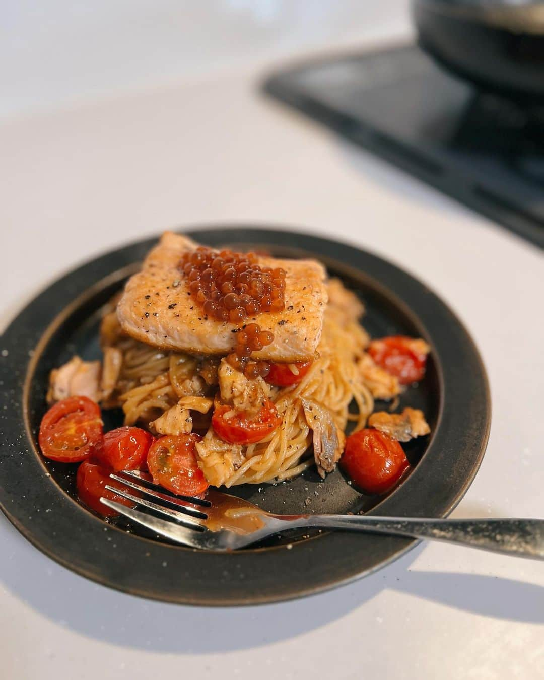 本間愛花のインスタグラム：「北海道で釣ったカラフトマスのパスタ！😊🎣🍝 筋子も漬けてみました。 美味しいいくらの醤油漬けになったよ〜。  #カラフトマス #パスタ #釣った魚で料理 #北海道釣行 #ありがとう」