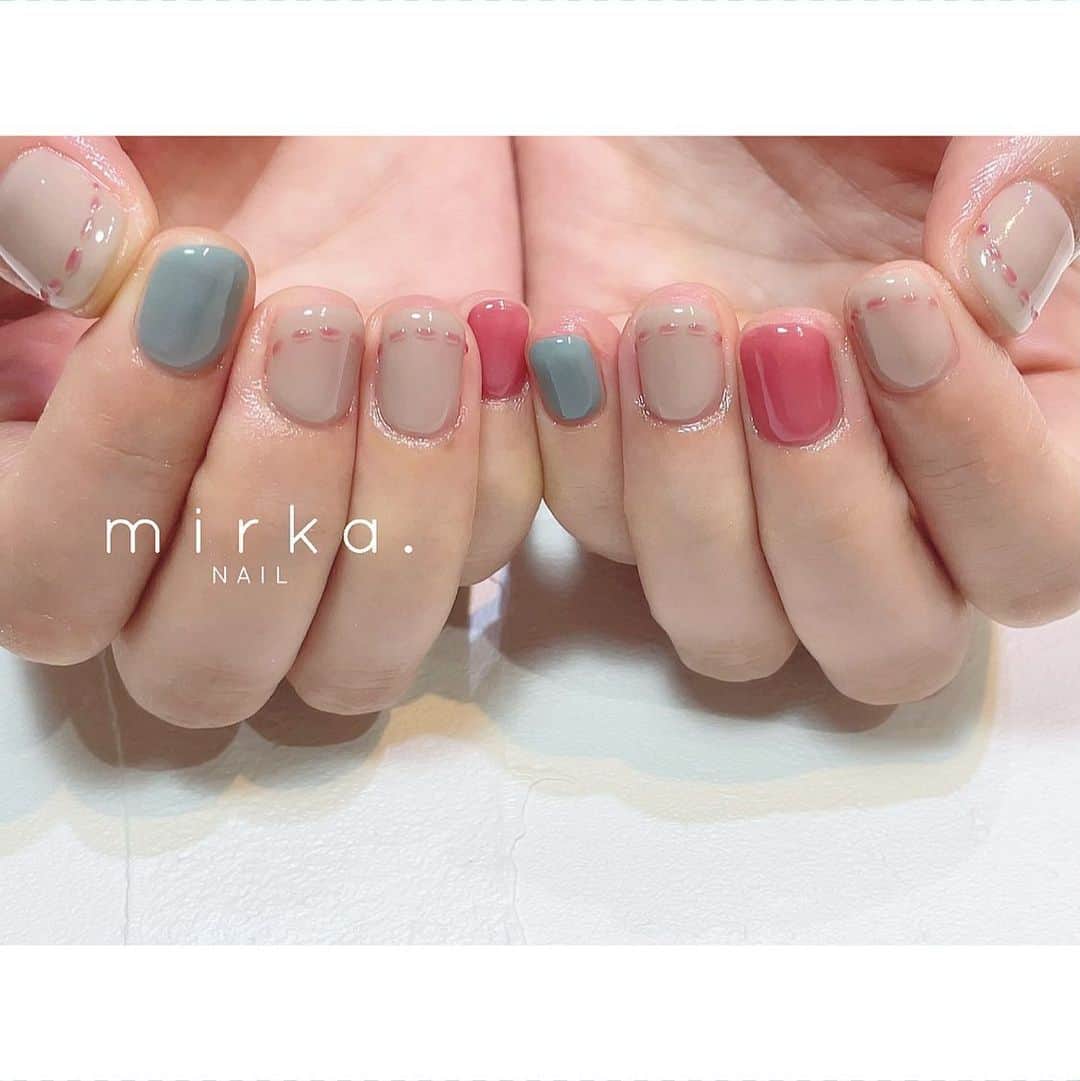 mirka. NAIL(ミルカネイル)のインスタグラム：「⁡ ⁡ ⁡ ステッチ ------ ⁡ ⁡ ⁡ ………………………………………………………… ⁡ ご予約、お問い合わせは LINE ID⇒ @mirka.nail (@含む)まで。 ⁡ ご新規様はハイライトの「ご案内」と「ご予約方法」を必ずお読みいただいてからご予約くださいますようお願いいたします。 空き状況や詳細はLINEの投稿からご確認ください。 ⁡ ⁡ ⁡ ⁡ #mirkanail#nails#nail#nailart#naildesign #ショートネイル#ネイルアート#ネイルデザイン#ネイル#大人ネイル#シンプルネイル#オフィスネイル#ニュアンスネイル#ナチュラルネイル#カジュアルネイル#ショートネイルデザイン#美甲#秋ネイル#秋ネイル2023 #プライベートサロン#プライベートネイルサロン#東京ネイルサロン#東京ネイル#江東区ネイルサロン#森下#清澄白河 ⁡」