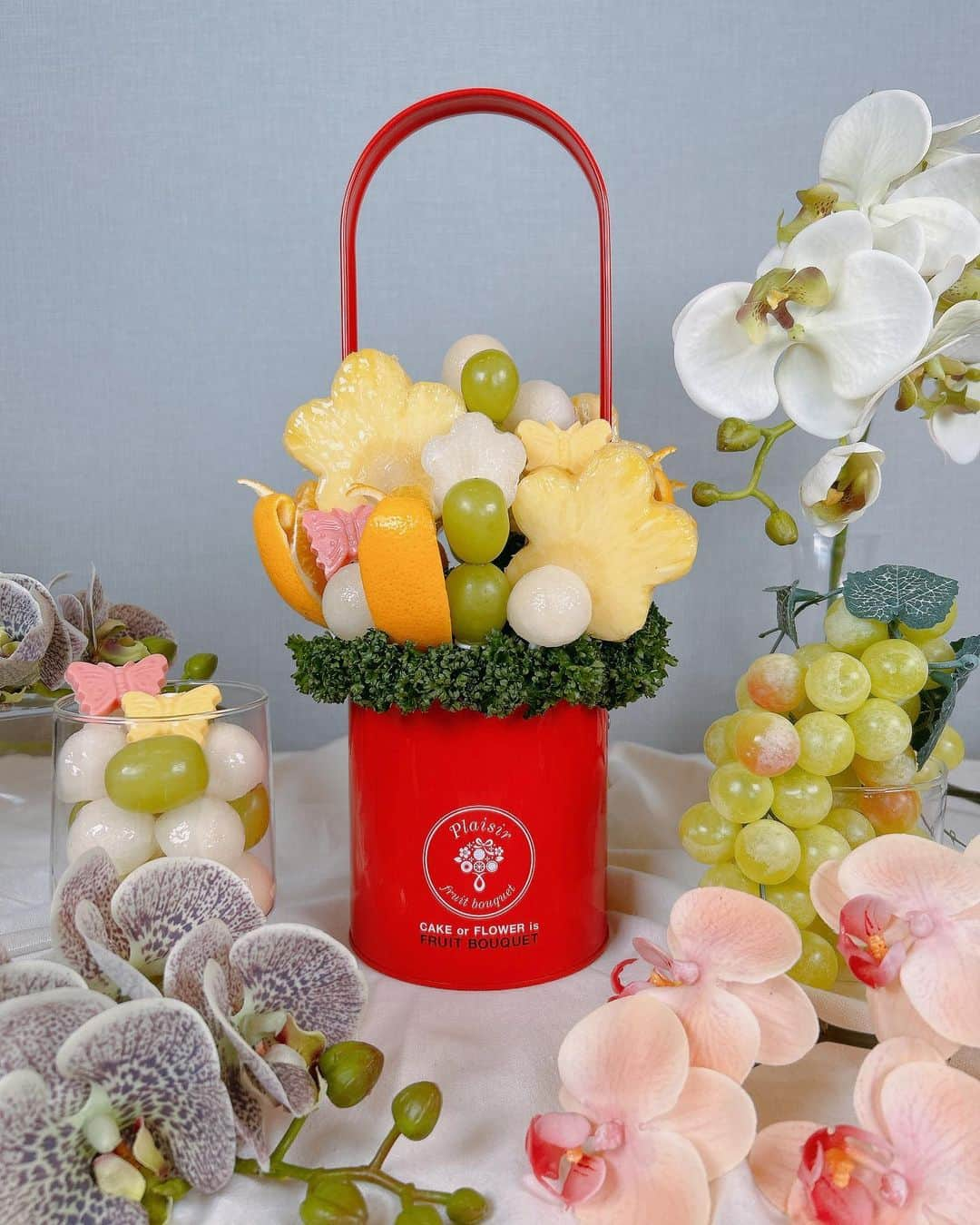 Fruit-bouquets.comのインスタグラム：「* こちらは秋の新作ブーケ、 〝感謝〟の意味を込めたGratitude（グラティチュード）のSサイズです💐  丸くくり抜いた梨とシャインマスカット、パイナップル、 オレンジ、蝶型のチョコレートを組み合わせています✨ * フルーツはプレジールが独自で開発した専用ピックに刺さっているので、フォーク不要で手を汚すことなく食べることができます😋💕 * * #フルーツブーケ #フルーツ好きと繋がりたい#バースデープレート #バースデーパーティー#お誕生日おめでとう #お取り寄せスイーツ#お取り寄せグルメ #出産祝い#内祝い#こどものいる暮らし#こどものおやつ #フルーツアレンジメント#フルーツカービング #バースデーケーキ#バースデーサプライズ#かわいいものが好き#パーティーコーデ#敬老の日#敬老の日プレゼント#インテリアコーディネート#インテリア好き#お花屋さん#お花のある暮らし#お花大好き#ディスプレイデザイン#ディスプレイ雑貨#胡蝶蘭#fruitlover#fruitlovers#fruitbouquet」