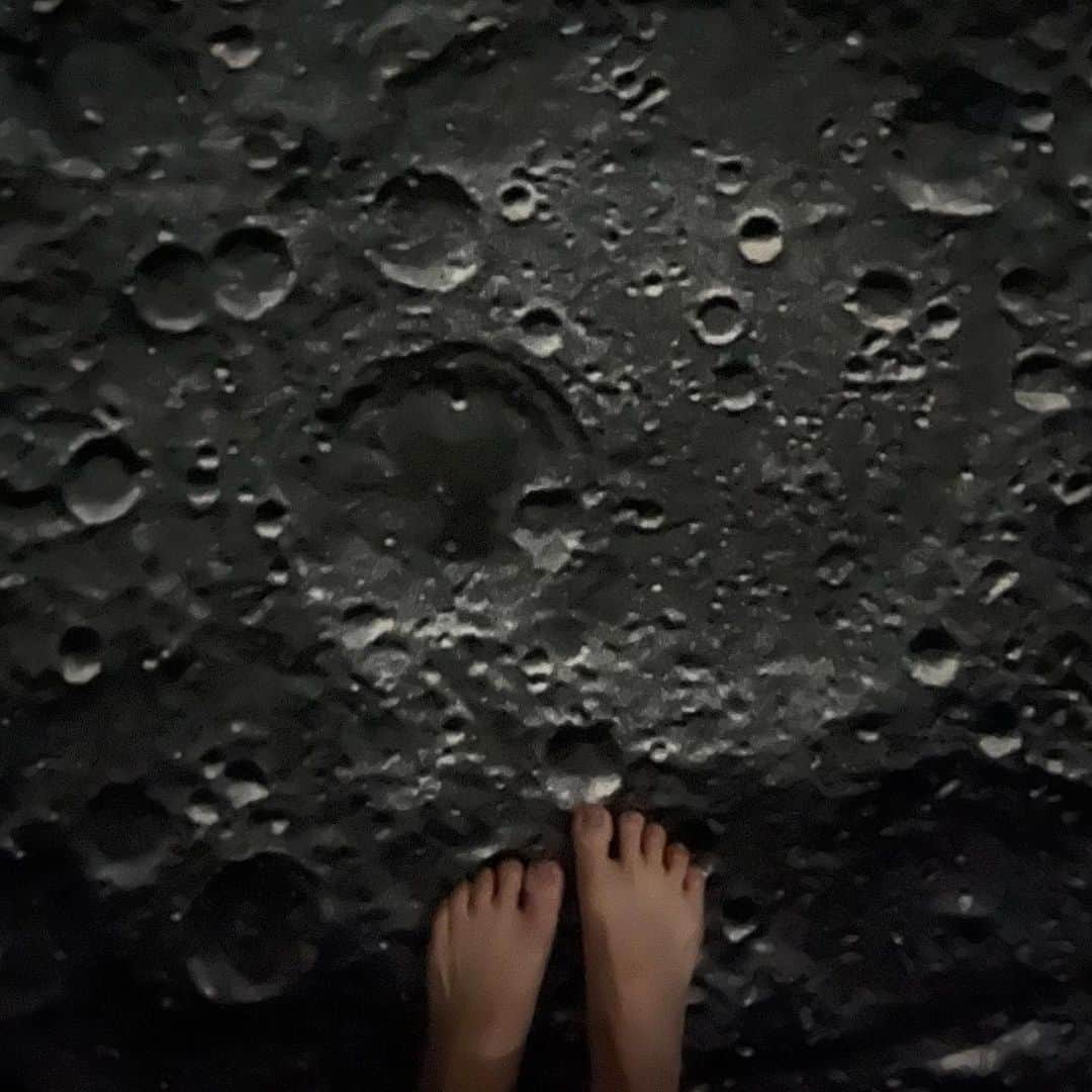 宇多田ヒカルのインスタグラム：「月面ブランケットの上で月光浴 Moon bathing on a moon blanket   #favoriteblanket」