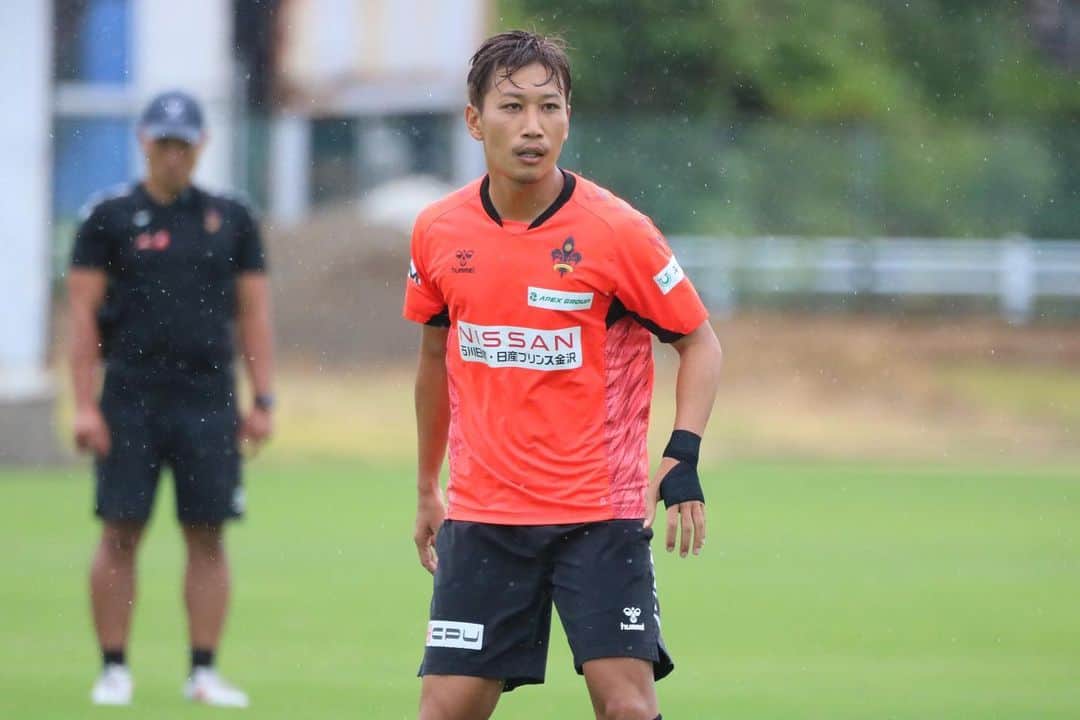 ツエーゲン金沢のインスタグラム：「. 【トレーニングフォト】  久しぶりに雨の中でのトレーニングに⚽️  全員のチカラで次節アウェイ #水戸ホーリーホック 戦に挑みます🔥  #zweigen #ツエーゲン金沢 #サッカー #Jリーグ #J2リーグ #石川県 #金沢市」
