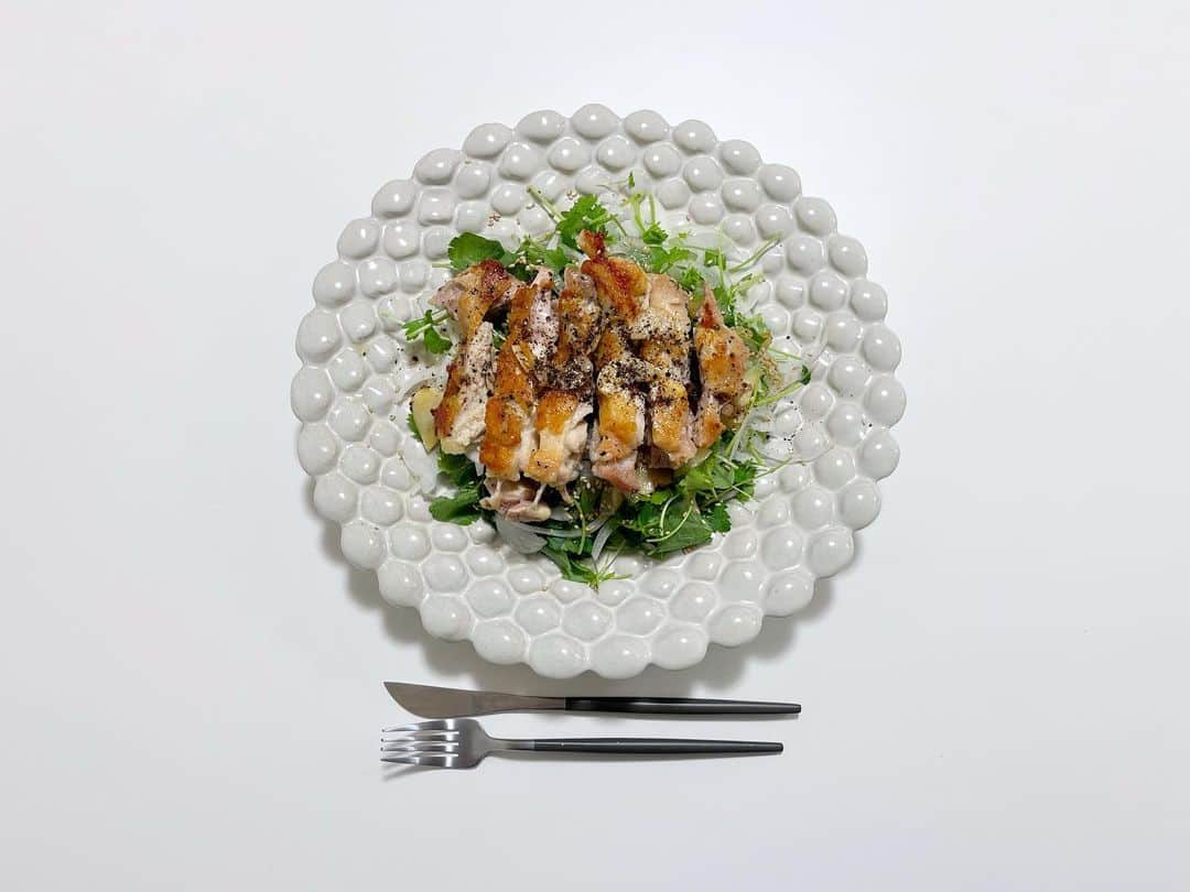 笹口直子のインスタグラム：「いつかのおうちご飯。 パリパリチキンのサラダ🥗 ☑︎チキン ☑︎水菜 ☑︎新玉葱  #サラダ #おうちごはん #チキンサラダプレート」