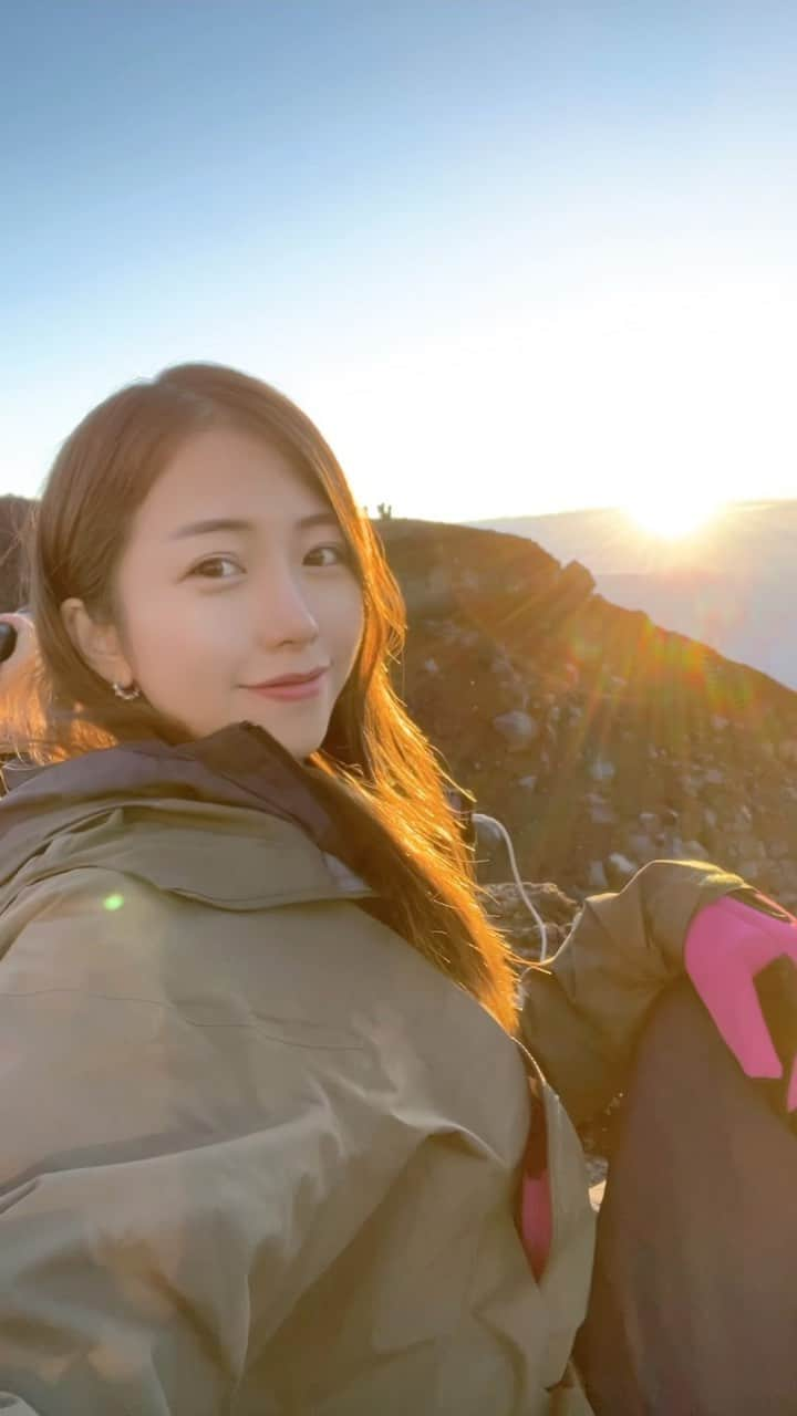 武田奈津美のインスタグラム：「富士山頂からのご来光🗻 感動したので動画残しておこう🌅  雨に降られ山小屋で寝たからぼさぼさだけど、それも感動増した良い思い出🫥笑  人生で一度は経験した方が良い素敵なこと、もっと経験したい！皆さまの感動体験も教えて☺️？  #富士山 #富士登山 #登山 #山 #山ガール #日の出 #山登り #登山女子 #ゴルフ女子 #mtfuji #japan」