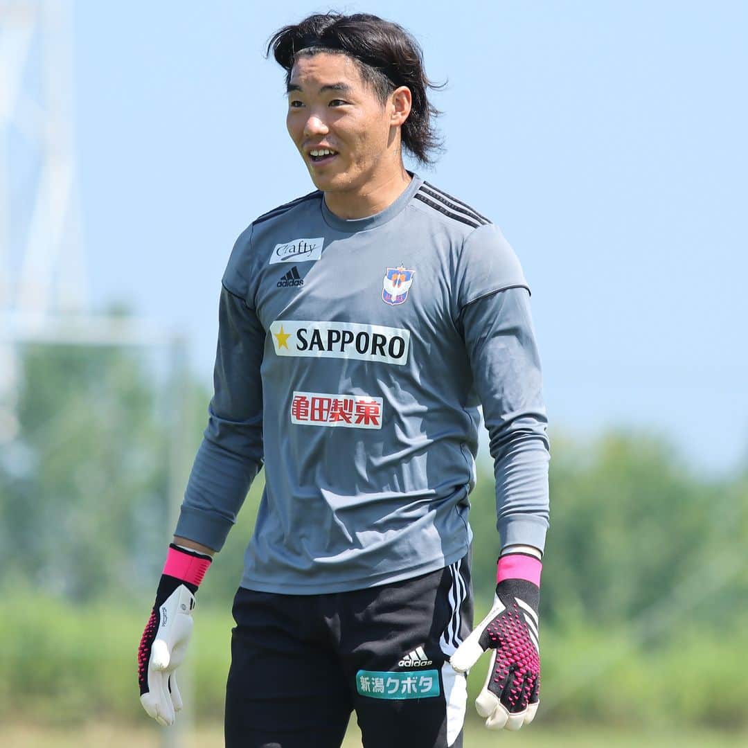 アルビレックス新潟のインスタグラム：「選手の練習風景をお届け❣ 今日の二人目は #小島亨介 選手💭 頼れる守護神は練習中もカッコイイ🤩 何枚目の小島選手が好きですか❓  #albirex #アルビレックス新潟」
