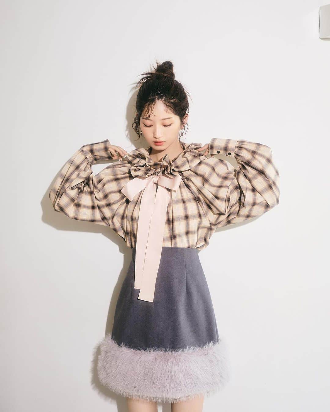 のインスタグラム：「- ONLINE STORE  LIMITED ITEMS -  秋コレクションの人気アイテムから 気分上がる華やかな オンラインストア限定カラーが登場！  ファーの質感をより感じられる微配色のグレーは、フェミニンにもカジュアルにもなる万能カラーです。  オンラインストアにて公開中  #lilybrown #リリーブラウン #vintage #vintagefeature #オンライン限定 #EC限定 #限定カラー」
