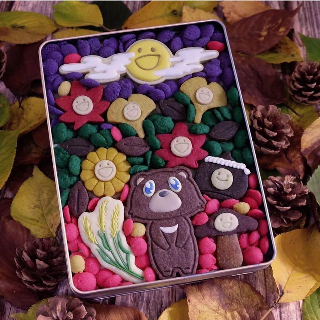 村上隆さんのインスタグラム写真 - (村上隆Instagram)「It's Autumn. Chestnut. It's a bear!  秋です。 栗です。 熊さんですぅ〜！」9月6日 12時37分 - takashipom