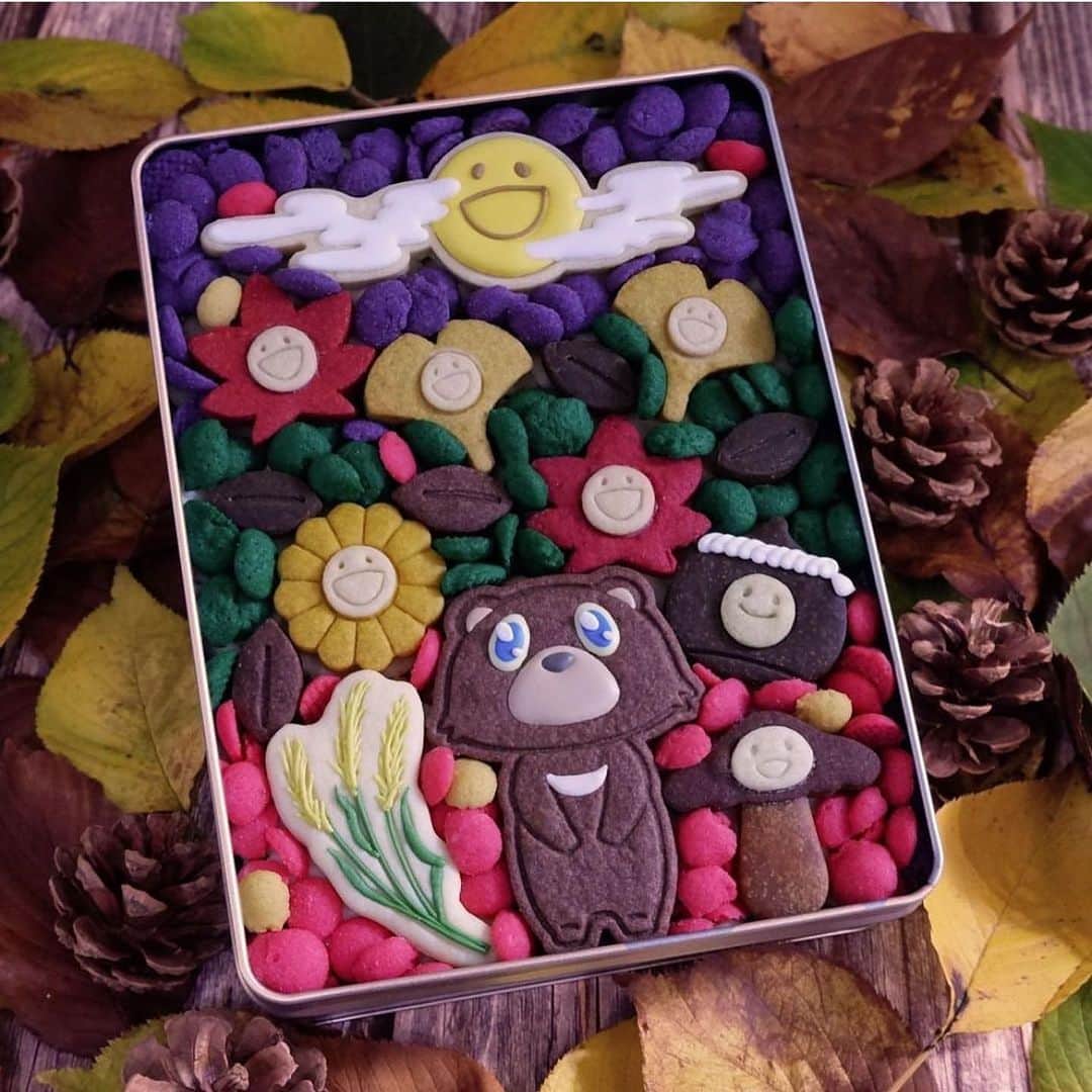 村上隆のインスタグラム：「It's Autumn. Chestnut. It's a bear!  秋です。 栗です。 熊さんですぅ〜！」
