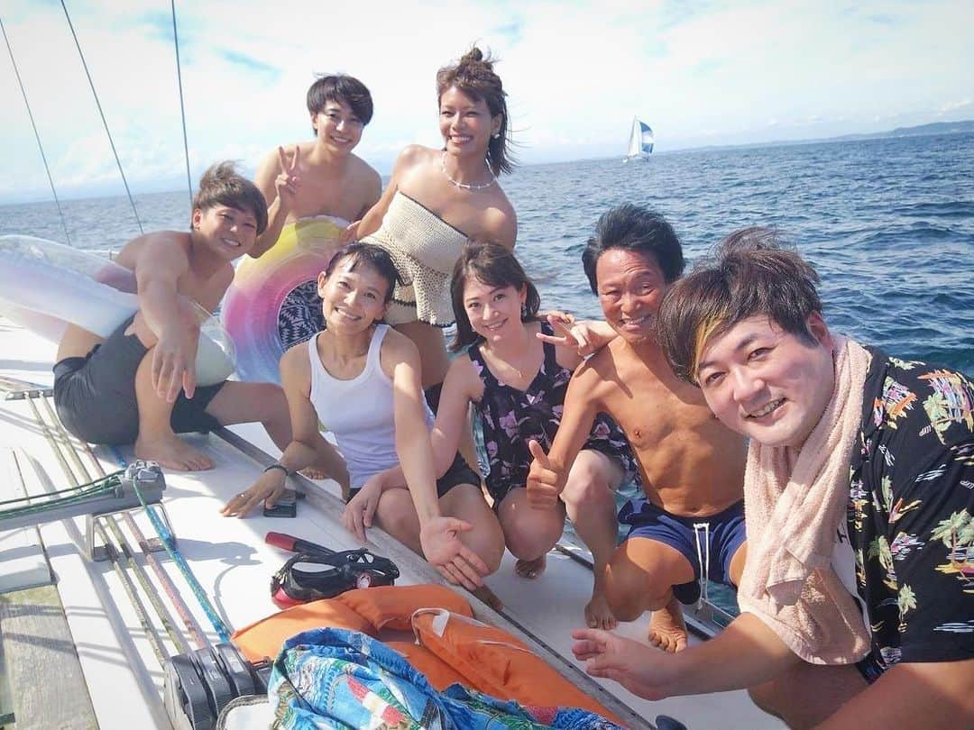 クロのインスタグラム：「あいの里じょにぃ所有のクルーズが最高すぎた🚢✧*。  じょにぃは毎週こんな富豪な遊びしているんだねぇー🤨🤨🤨  じょにぃキャプテンのチョイスの曲がまじアゲ↑で、アラカンと思えなかった…メチャクチャ世代だった…🦈  キャプテンじょにぃの指示は「船に酔う前に酒に酔え！」とのことで飲んだ、ほろ酔い。 ほんとに船酔い全くしなかった😳🍺（これはまじで効くのかも） （でも、とっちゃんは船酔いしてた） （船酔いは股間を冷やすと良いらしい） （とっちゃんそれでも治ってなかった） 海で飲むお酒は美味しいと、缶チューハイ投げ込んでもらったけど（缶浮くすごい） メチャクチャ海水入ってソルティドックみたいになってた🫨 みんな浮き輪なしでガンガン飛び込めるの地味にすごい🫨 トムトムバク宙すごいっ🫨 海の潮が速すぎて、すぐに流されちゃうからみんなで真剣バタ足したり、必死に浮き輪に捕まったり、アラサー以上の全力最高でした〜 クルーズのあとはプールにもいってあっという間の時間♫ ほぼほぼまだ出会って間もないけれど、あいのりをみているとなんとなくその人を知ったことになれて距離が近づくのもはやめ。 楽しい日帰り旅でした🌴🌴🌴  #あいのり #あいの里 #じょにぃ #クルージング #大人の本気」