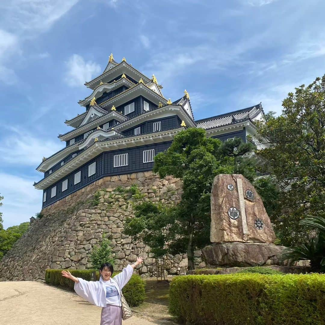 小島奈津子のインスタグラム：「2023.9.6 ✨この夏の想い出✨ #小京都日和　ロケ地の倉敷に入る前に、 #岡山城　#岡山後楽園　へ  ①〜③枚目 烏城（うじょう）とよばれる岡山城。 やはり黒かった🐦‍⬛ 最近お城に詳しくなり、 石垣にロマンを感じてしまう。。  ④〜⑧枚目 岡山後楽園、これで日本三大庭園 制覇！！ お茶屋さんで、向かいの岡山城を眺めながら #きびだんご　を食べ🍡  ⑨⑩枚目 岡山名物#えびめし も食べ #路面電車 にも乗りました🚋  短い時間で岡山満喫💕 フルーツも美味しいし、岡山最高！」