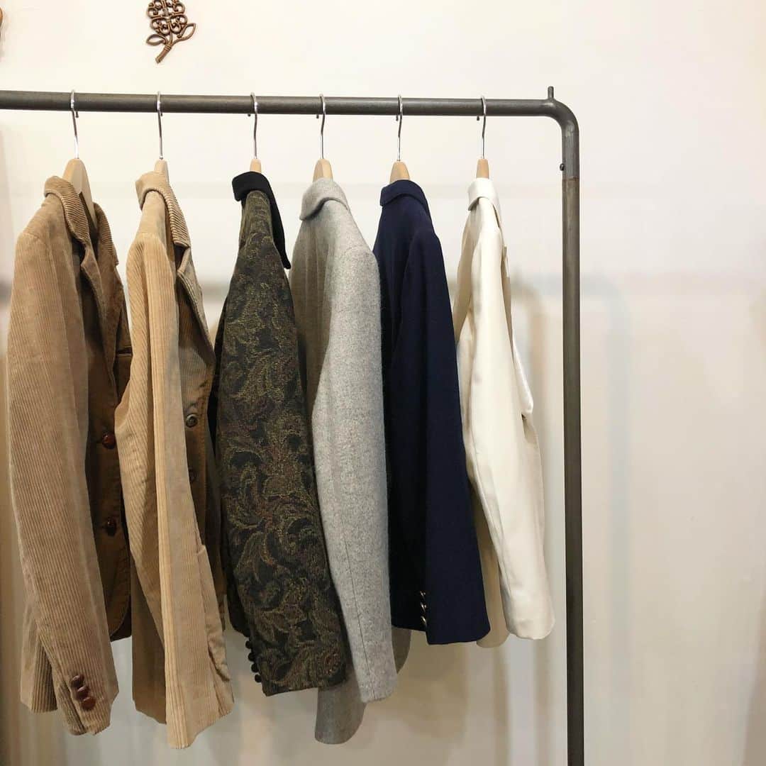 floorのインスタグラム：「jacket入荷です〜☝︎✨ whiteのジャケットは一度紹介済みのでした💦 一緒に写してしまってすみません🙏🙇‍♀️  ジャストサイズ、コンパクトサイズのご用意しました✨ whiteお気に入り〜♡  #大阪古着屋#南船場古着屋#南船場floor#vintageclothing  #vintage#vintageshop」