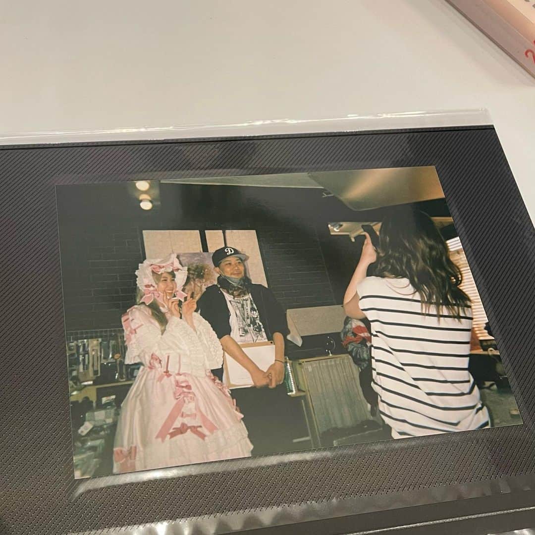 中村守里のインスタグラム：「カメはじ10話では、人生で、もうしないであろう(?)コスプレをしました😂鏡で見た自分が面白かった😂貴重な経験〜  #カメラはじめてもいいですか  #ウエダアツシ 監督 #上村奈帆 監督」