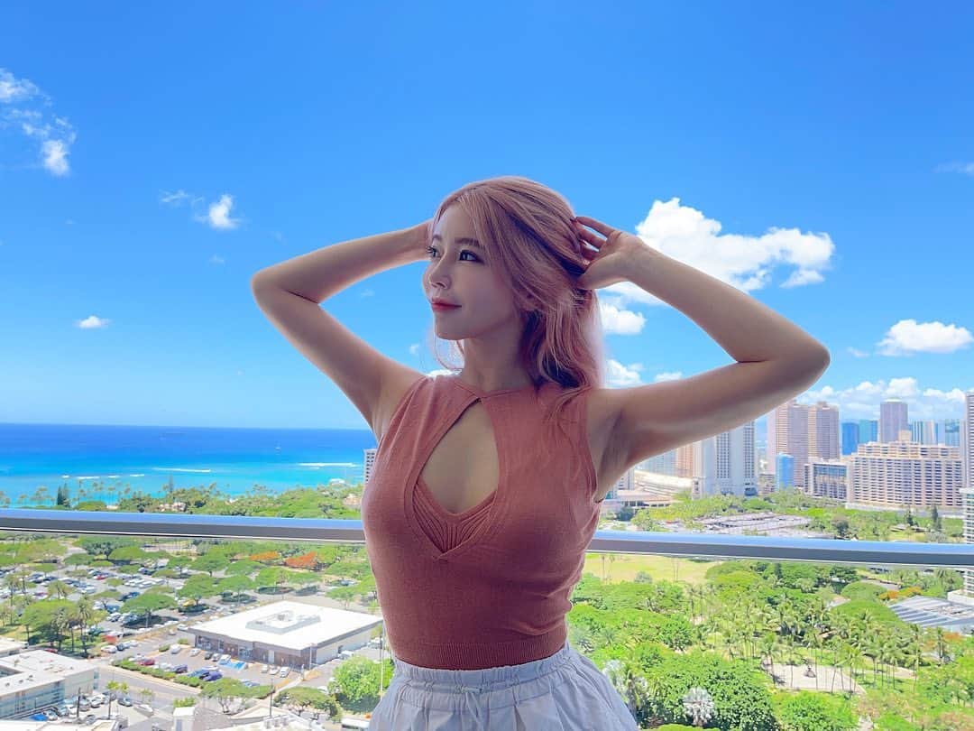 住谷杏奈さんのインスタグラム写真 (住谷杏奈Instagram)「･ 2日目の朝、 起きてテラスに出てみると綺麗な色の空と海🌊 思わず