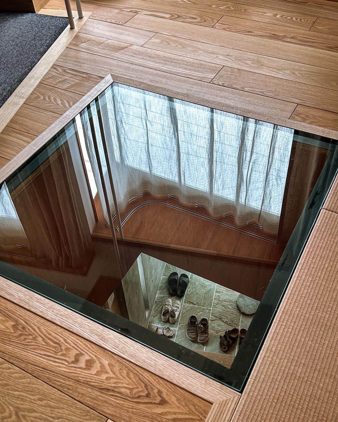 一級建築士事務所hausのインスタグラム：「神戸市須磨区re.haus-sy 引越後の片付けも進みようやく部屋らしくなって来ました♪ 先日から貼っていただいていた玄関haus石タイル面は2Fリビング小上がりのガラス床から確認出来ます♪  RoomClipも見てね♪ ユーザー名:hausuma  このrehaus-syは私の自宅兼アトリエになります。 完成した暁には事務所はココの一階に移転となり、ショールームとしてオープンなスペースにしたいと思っています♪  □re.haus-sy□ 兵庫県神戸市須磨区 #rehaus_sy  #建築 #建築家 #家づくり #玄関 #工事 #リノベーション #リフォーム #須磨 #須磨浦公園 #インテリアデザイン #神戸 #設計事務所 #リビング #畳 #タモ #引越し #アトリエ #事務所移転 #renovation #reform #entrance #livingroom #suma #kobe #instahome #instahouse #roomclip #一級建築士事務所haus」