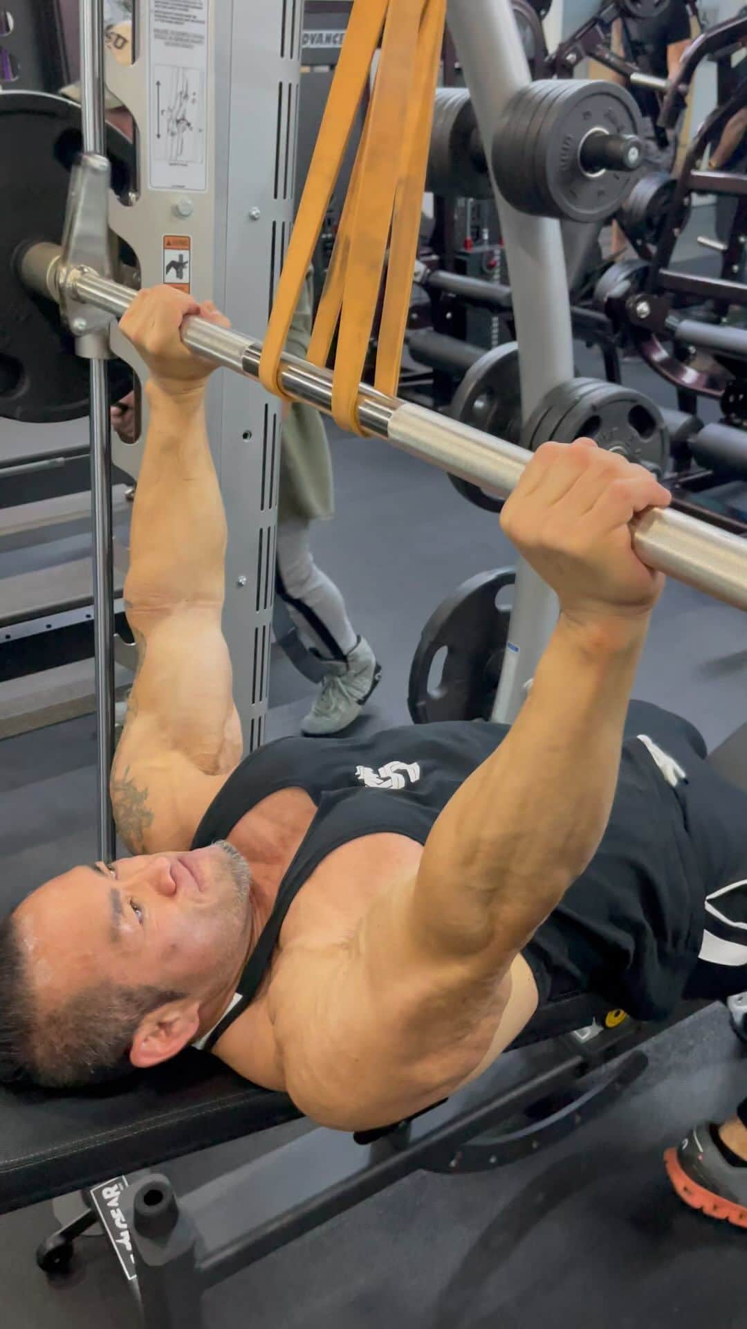 のインスタグラム：「Band assisted smith machine bench press. Using band allows your shoulders less pressure on the bottom of the movement.  バンドアシストスミスマシンベンチプレス。肩への負担を減らしてくれるので大胸筋に的確にヒットさせられる。  筋肉増強・体脂肪燃焼のためのサプリメント Gaspari Evogen シェイカープレゼント中👇 bodicafe.com  オンライン指導(オンライン弟子) メールにてお問い合わせください👇 hideproductions@gmail.com  Gym @powerhousegymlasvegas   My workout team @drdoomoffroad  @iriskyle  @pedro12aguilar  Thank you my sponsors @americanmalewellness  @gaspari  @urbanicebotanicals  @evolgear  @on.japan  @lasvegasmuscleworks  @stimiron.jp @cardilloweightbelts @warriorsgym10042」