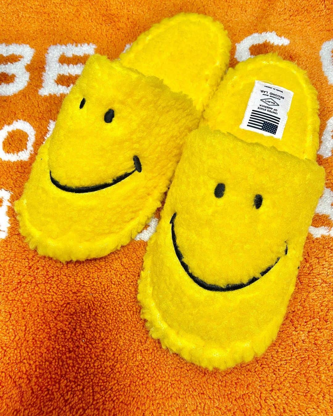 セカンドラボのインスタグラム：「【SMILE ROOM SHOES 】 即完売していた人気商品が再入荷！ ふわふわした風合いでおうち時間を癒してくれます🙂 フリーサイズでプレゼントにも最適です！  http://secondlab.us https://secondlab.us/collections/all-items/products/smile-room-shoes-yellow . #smile #smily #secondlab  #usa #room #rug #interior  #faniture #home #decor #living #products #lifestyle  #japanmade #スマイル  #スライリーフェイス #madeinjapan」