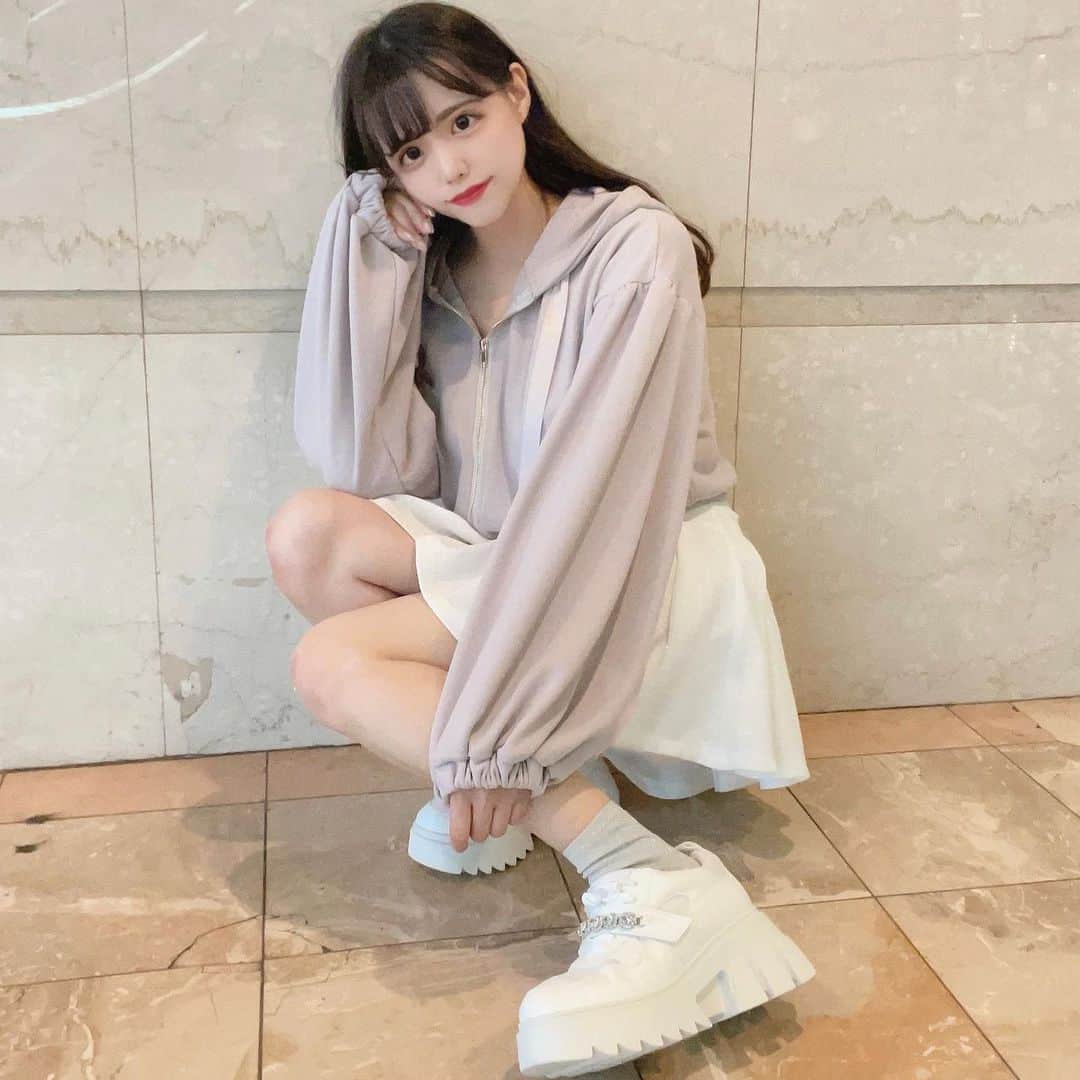 evelyn.coordinateのインスタグラム：「. ⋱⋰ ⋱⋰𝐑𝐞𝐜𝐨𝐦𝐦𝐞𝐧𝐝𝐞𝐝 ⋱⋰ ⋱⋰ . #パフっとパーカー  ¥7.900  毎年人気の袖ボリュームなオリジナルパーカーが今年も発売♡！！  淡いカラーとふんわりボリュームのお袖がフェミニンな一枚🤍  大人気のアイテムなのでお早めのGETをおすすめします✍🏻✨ . . . .  #evelyn #エブリン #パーカーコーデ #ファッション #コーディネート #今日のコーデ  #フェミニンコーデ #フェミニンファッション#大人ガーリー  #上品コーデ#ファッション #大人可愛いコーデ #大人可愛い#cordinate#ガーリーコーデ #ガーリーファッション#フレンチガーリー #フレンチガーリーコーデ」