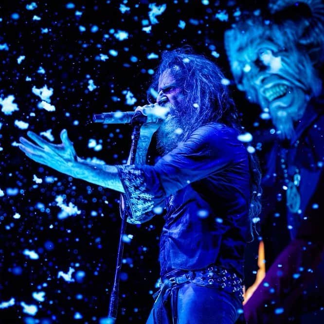 ロブ・ゾンビのインスタグラム：「16,000 Zombie-Heads packed into @pineknobmusic tonight in Michigan! 🔥 It was so hot it snowed in Hell. 🔥 ❄️ #robzombie」