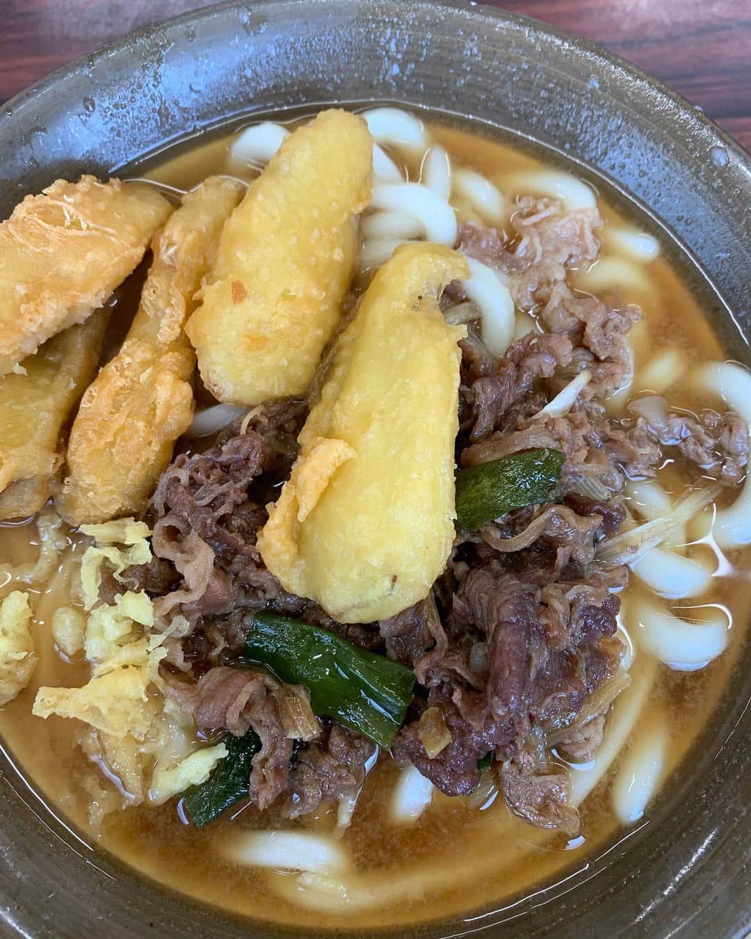 河口恭吾のインスタグラム：「全国　麺紀行　糸島編  福岡の方、地元の方に強く勧められていった牧のうどん  芯の芯まで茹でた柔らか麺 そしておすすめのもっとも柔らかい麺をオーダー  食べてる間に麺が汁を吸ってしまうので、継ぎ足し用の汁の入ったヤカンが付いてきます。  麺はコシと喉越しで生きてきた自分にとってはなかなかの強敵でした。  固定概念の闘いですね。 最後まで覆せなかったけど。 脳が刺激されました。 ごちそうさまでした。  #糸島牧のうどん  #伊勢うどんより好き」