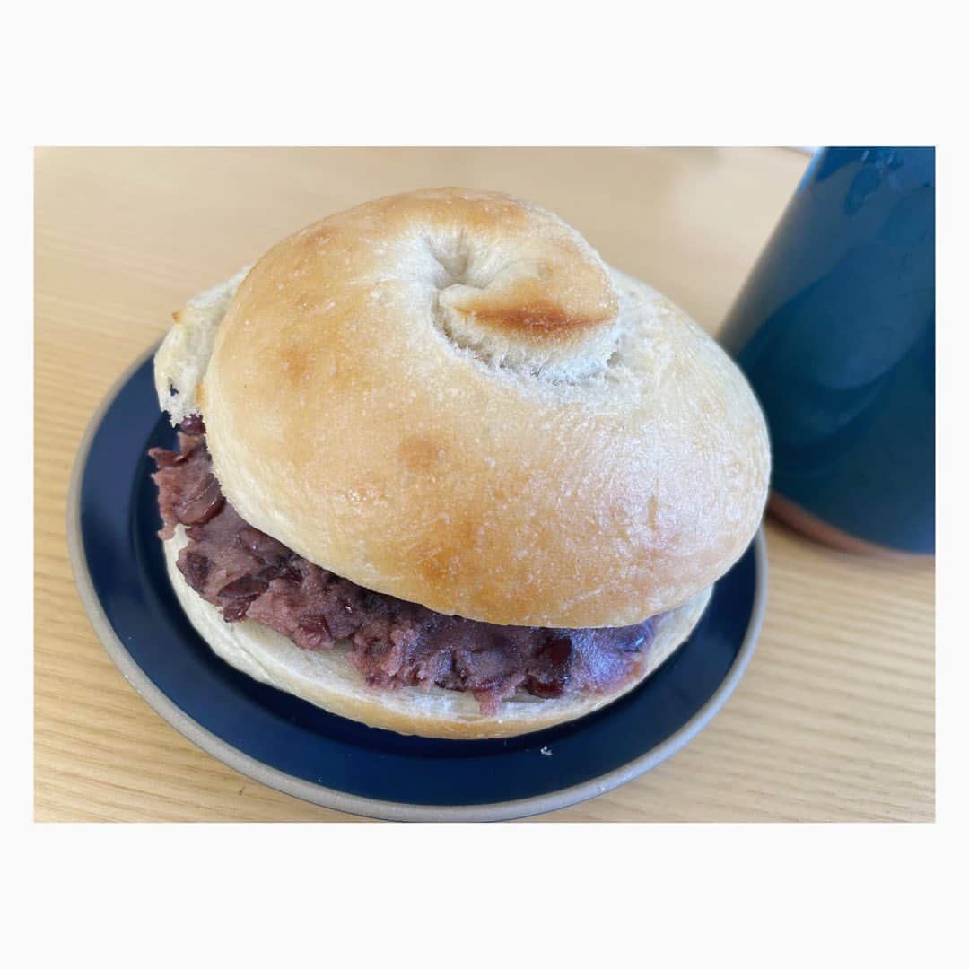のインスタグラム：「@pug_bagel_works さんのプレーンベーグルに、あんこ屋さんの大納言と高千穂発酵バターのスプレッドをサンド🥯  こちらのお店のベーグルは私の大好きな米粉を練り込んであるから、しっとりもっちり食感ですっごく好みなの🥹💕  そこにふっくらと粒が大きい小豆と香り豊かなバターがマッチして、最高に美味しいベーグルサンドでした🥰  #パグベーグルワークス  #米粉 #ベーグル #あんバター  #まことパン #まことベーグル  #パンスタグラム」