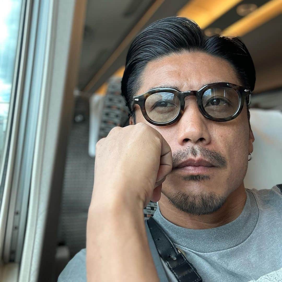 のインスタグラム：「こっちのメガネ👓は落ち着いて見える 色入ってるとサングラス🕶️に見られるけど全て度入りです。  #summerstyleaward #ssa #fitness  #workout #training #bodymake  #サマースタイルアワード #サマスタ #フィットネス #ワークアウト #トレーニング #ボディメイク #fitness #腹筋 #workout」