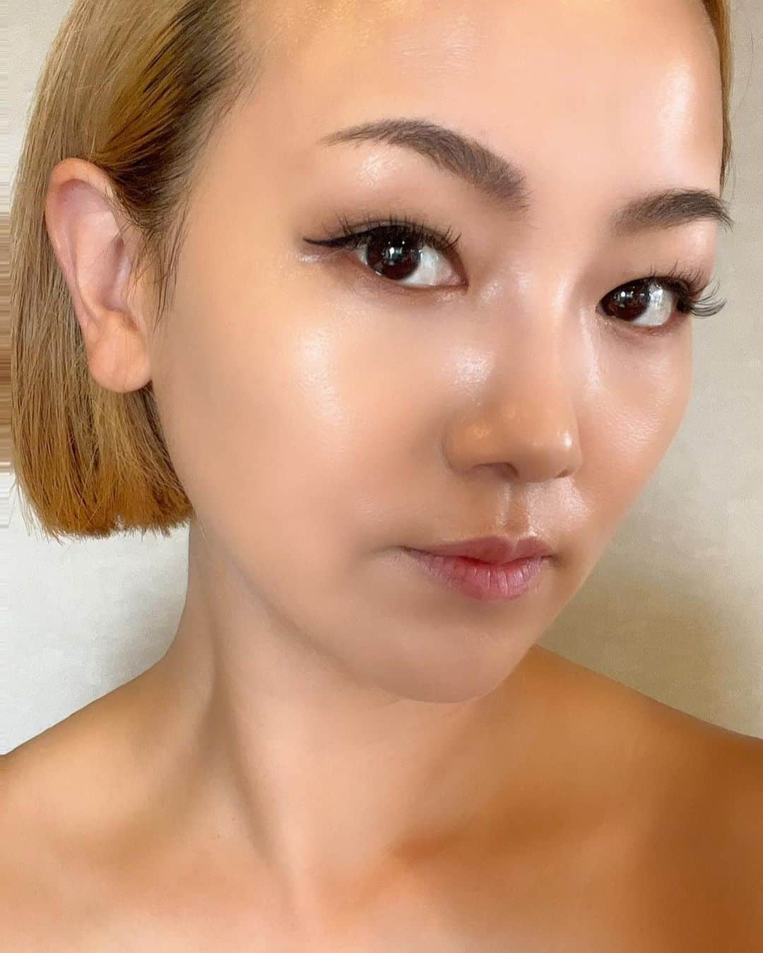 亜弥のインスタグラム：「お肌ケア✨ 毛穴の汚れとかってエステ行かないでホームケアを 出来たらいいのに…って悩んでた時にいちご鼻と 毛穴に効きそうなスキンケア探しまくってた🙌🏽 そして最高のものに出会えてからは、 すっぴんも褒めてもらえる肌になれたよ🫶🏾 みんなびっくりするかもだけど、、、洗顔変えただけ！ 一つで悩み全部無くなっちゃった！  私はAmazonで6000円くらいで買ってたけど、 その価値ある。  でもみんなはね！！ ふわふわブラシ付きで初回2980円だけ‼️ 回数縛りもないから安心して試せる🉐  季節の変わり目って沢山の肌の悩み生まれる時期だし、SHIKARIのブラシ付き洗顔で、根本からリセットしよ！！ 怖いくらい人気だから売り切れちゃう前に今！  #shikari #スキンケア  #コンプレックス #ad  #ビフォーアフター  #肌ケア #紫外線ケア  #肌荒れ対策 #洗顔 #美白ケア  #お得情報 #半額 #数量限定」